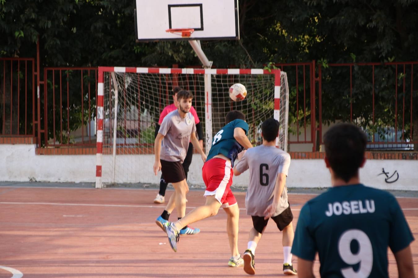 El popular barrio de San Roque celebró, ayer, las semifinales y finales del primer torneo de fútbol sala 'Memorial Francisco Cardenal. El Mangui', organizado por la Asociación de vecinos de San Roque y la colaboración del Ayuntamiento del municipio, 'Los Pasotas' y la Asociación Deportiva Templaria.El citado torneo, según indica desde la Asociación de vecinos de San Roque, nace como homenaje a «El Mangui», «una persona muy implicada en el mundo del fútbol sala en Jerez y, además, vecino de San Roque». El equipo 'Hijos de Platanito' fue el vencedor de la clasificación absoluta. 