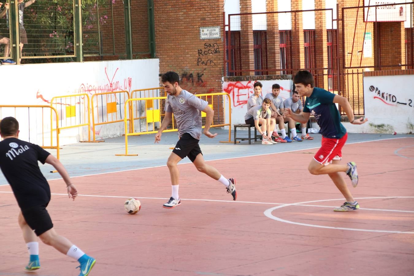 El popular barrio de San Roque celebró, ayer, las semifinales y finales del primer torneo de fútbol sala 'Memorial Francisco Cardenal. El Mangui', organizado por la Asociación de vecinos de San Roque y la colaboración del Ayuntamiento del municipio, 'Los Pasotas' y la Asociación Deportiva Templaria.El citado torneo, según indica desde la Asociación de vecinos de San Roque, nace como homenaje a «El Mangui», «una persona muy implicada en el mundo del fútbol sala en Jerez y, además, vecino de San Roque». El equipo 'Hijos de Platanito' fue el vencedor de la clasificación absoluta. 