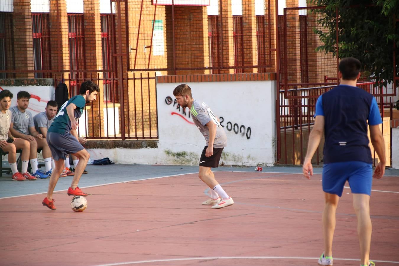 El popular barrio de San Roque celebró, ayer, las semifinales y finales del primer torneo de fútbol sala 'Memorial Francisco Cardenal. El Mangui', organizado por la Asociación de vecinos de San Roque y la colaboración del Ayuntamiento del municipio, 'Los Pasotas' y la Asociación Deportiva Templaria.El citado torneo, según indica desde la Asociación de vecinos de San Roque, nace como homenaje a «El Mangui», «una persona muy implicada en el mundo del fútbol sala en Jerez y, además, vecino de San Roque». El equipo 'Hijos de Platanito' fue el vencedor de la clasificación absoluta. 