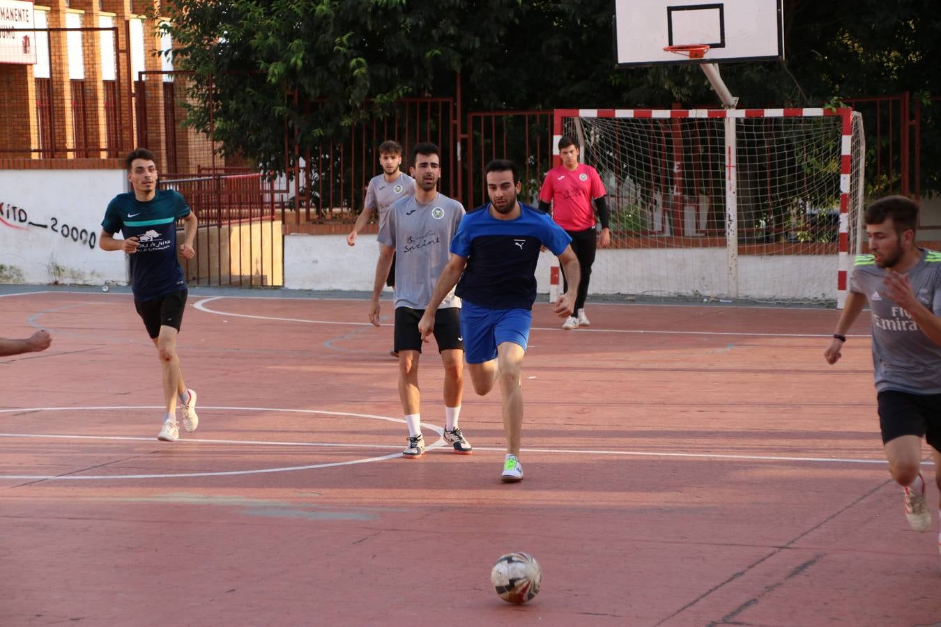 El popular barrio de San Roque celebró, ayer, las semifinales y finales del primer torneo de fútbol sala 'Memorial Francisco Cardenal. El Mangui', organizado por la Asociación de vecinos de San Roque y la colaboración del Ayuntamiento del municipio, 'Los Pasotas' y la Asociación Deportiva Templaria.El citado torneo, según indica desde la Asociación de vecinos de San Roque, nace como homenaje a «El Mangui», «una persona muy implicada en el mundo del fútbol sala en Jerez y, además, vecino de San Roque». El equipo 'Hijos de Platanito' fue el vencedor de la clasificación absoluta. 