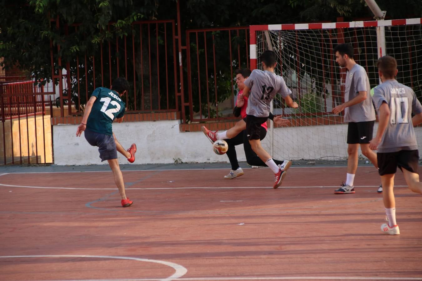 El popular barrio de San Roque celebró, ayer, las semifinales y finales del primer torneo de fútbol sala 'Memorial Francisco Cardenal. El Mangui', organizado por la Asociación de vecinos de San Roque y la colaboración del Ayuntamiento del municipio, 'Los Pasotas' y la Asociación Deportiva Templaria.El citado torneo, según indica desde la Asociación de vecinos de San Roque, nace como homenaje a «El Mangui», «una persona muy implicada en el mundo del fútbol sala en Jerez y, además, vecino de San Roque». El equipo 'Hijos de Platanito' fue el vencedor de la clasificación absoluta. 