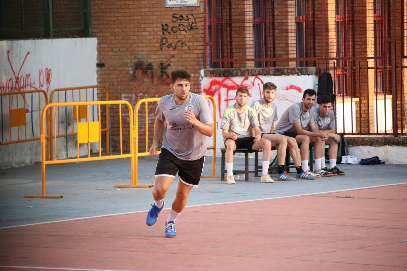 El popular barrio de San Roque celebró, ayer, las semifinales y finales del primer torneo de fútbol sala 'Memorial Francisco Cardenal. El Mangui', organizado por la Asociación de vecinos de San Roque y la colaboración del Ayuntamiento del municipio, 'Los Pasotas' y la Asociación Deportiva Templaria.El citado torneo, según indica desde la Asociación de vecinos de San Roque, nace como homenaje a «El Mangui», «una persona muy implicada en el mundo del fútbol sala en Jerez y, además, vecino de San Roque». El equipo 'Hijos de Platanito' fue el vencedor de la clasificación absoluta. 