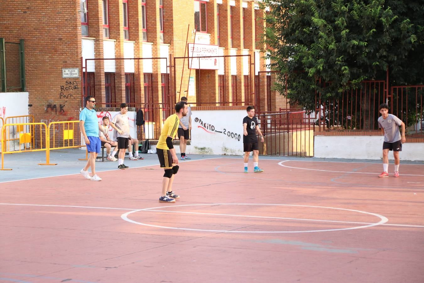 El popular barrio de San Roque celebró, ayer, las semifinales y finales del primer torneo de fútbol sala 'Memorial Francisco Cardenal. El Mangui', organizado por la Asociación de vecinos de San Roque y la colaboración del Ayuntamiento del municipio, 'Los Pasotas' y la Asociación Deportiva Templaria.El citado torneo, según indica desde la Asociación de vecinos de San Roque, nace como homenaje a «El Mangui», «una persona muy implicada en el mundo del fútbol sala en Jerez y, además, vecino de San Roque». El equipo 'Hijos de Platanito' fue el vencedor de la clasificación absoluta. 