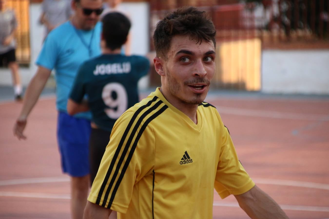 El popular barrio de San Roque celebró, ayer, las semifinales y finales del primer torneo de fútbol sala 'Memorial Francisco Cardenal. El Mangui', organizado por la Asociación de vecinos de San Roque y la colaboración del Ayuntamiento del municipio, 'Los Pasotas' y la Asociación Deportiva Templaria.El citado torneo, según indica desde la Asociación de vecinos de San Roque, nace como homenaje a «El Mangui», «una persona muy implicada en el mundo del fútbol sala en Jerez y, además, vecino de San Roque». El equipo 'Hijos de Platanito' fue el vencedor de la clasificación absoluta. 