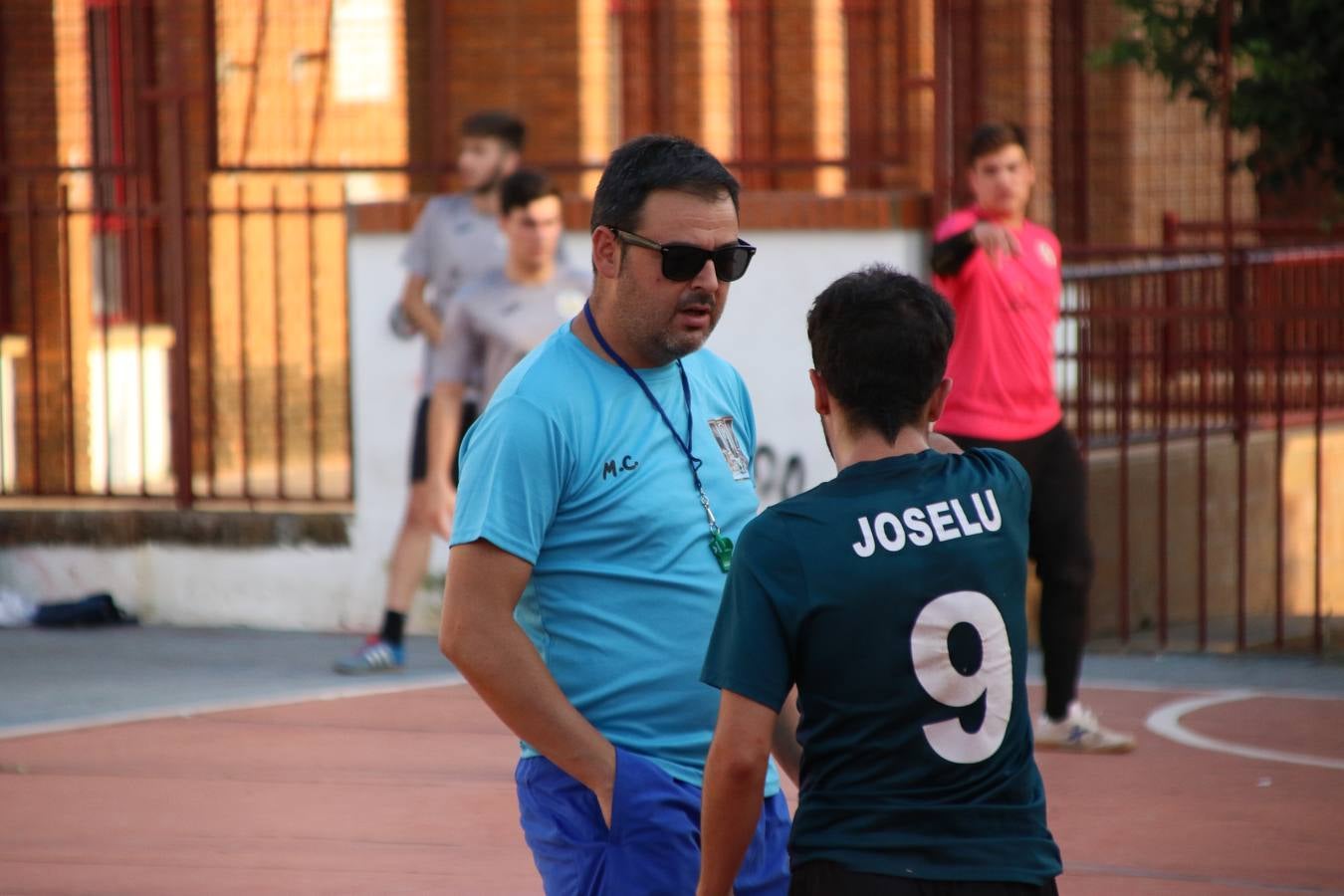 El popular barrio de San Roque celebró, ayer, las semifinales y finales del primer torneo de fútbol sala 'Memorial Francisco Cardenal. El Mangui', organizado por la Asociación de vecinos de San Roque y la colaboración del Ayuntamiento del municipio, 'Los Pasotas' y la Asociación Deportiva Templaria.El citado torneo, según indica desde la Asociación de vecinos de San Roque, nace como homenaje a «El Mangui», «una persona muy implicada en el mundo del fútbol sala en Jerez y, además, vecino de San Roque». El equipo 'Hijos de Platanito' fue el vencedor de la clasificación absoluta. 
