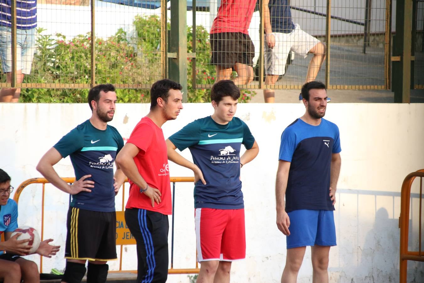 El popular barrio de San Roque celebró, ayer, las semifinales y finales del primer torneo de fútbol sala 'Memorial Francisco Cardenal. El Mangui', organizado por la Asociación de vecinos de San Roque y la colaboración del Ayuntamiento del municipio, 'Los Pasotas' y la Asociación Deportiva Templaria.El citado torneo, según indica desde la Asociación de vecinos de San Roque, nace como homenaje a «El Mangui», «una persona muy implicada en el mundo del fútbol sala en Jerez y, además, vecino de San Roque». El equipo 'Hijos de Platanito' fue el vencedor de la clasificación absoluta. 