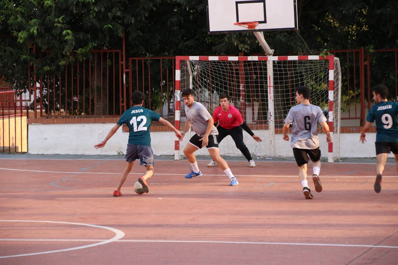 El popular barrio de San Roque celebró, ayer, las semifinales y finales del primer torneo de fútbol sala 'Memorial Francisco Cardenal. El Mangui', organizado por la Asociación de vecinos de San Roque y la colaboración del Ayuntamiento del municipio, 'Los Pasotas' y la Asociación Deportiva Templaria.El citado torneo, según indica desde la Asociación de vecinos de San Roque, nace como homenaje a «El Mangui», «una persona muy implicada en el mundo del fútbol sala en Jerez y, además, vecino de San Roque». El equipo 'Hijos de Platanito' fue el vencedor de la clasificación absoluta. 