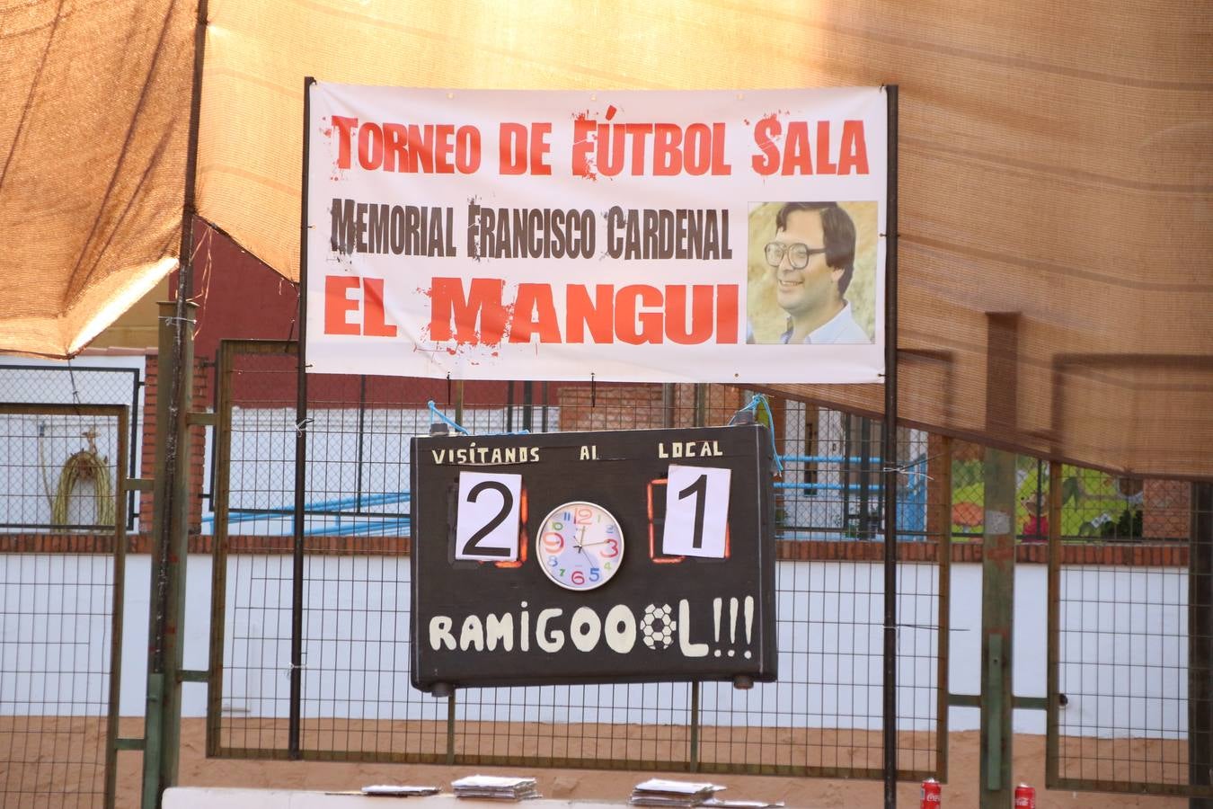 El popular barrio de San Roque celebró, ayer, las semifinales y finales del primer torneo de fútbol sala 'Memorial Francisco Cardenal. El Mangui', organizado por la Asociación de vecinos de San Roque y la colaboración del Ayuntamiento del municipio, 'Los Pasotas' y la Asociación Deportiva Templaria.El citado torneo, según indica desde la Asociación de vecinos de San Roque, nace como homenaje a «El Mangui», «una persona muy implicada en el mundo del fútbol sala en Jerez y, además, vecino de San Roque». El equipo 'Hijos de Platanito' fue el vencedor de la clasificación absoluta. 