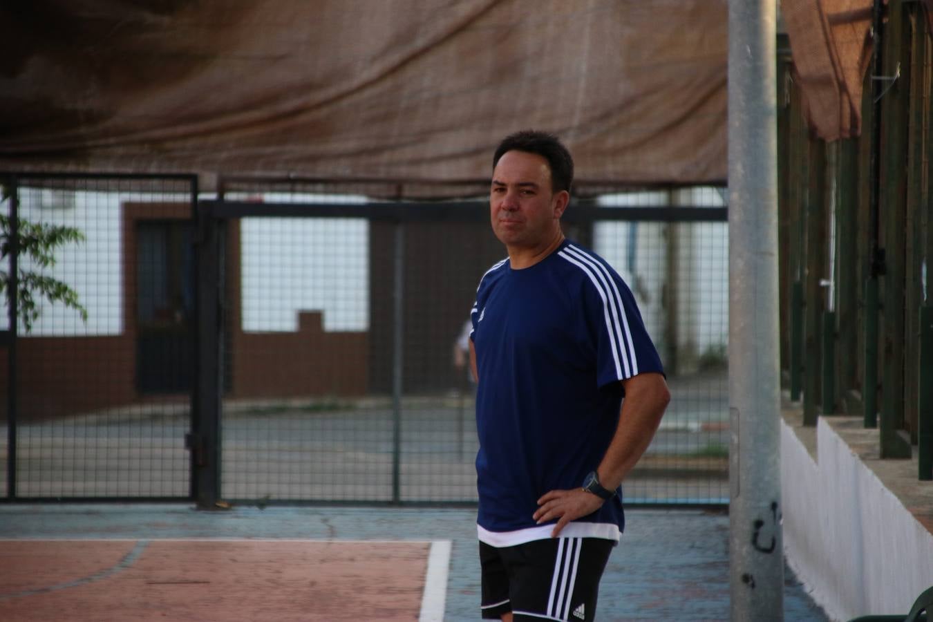 El popular barrio de San Roque celebró, ayer, las semifinales y finales del primer torneo de fútbol sala 'Memorial Francisco Cardenal. El Mangui', organizado por la Asociación de vecinos de San Roque y la colaboración del Ayuntamiento del municipio, 'Los Pasotas' y la Asociación Deportiva Templaria.El citado torneo, según indica desde la Asociación de vecinos de San Roque, nace como homenaje a «El Mangui», «una persona muy implicada en el mundo del fútbol sala en Jerez y, además, vecino de San Roque». El equipo 'Hijos de Platanito' fue el vencedor de la clasificación absoluta. 