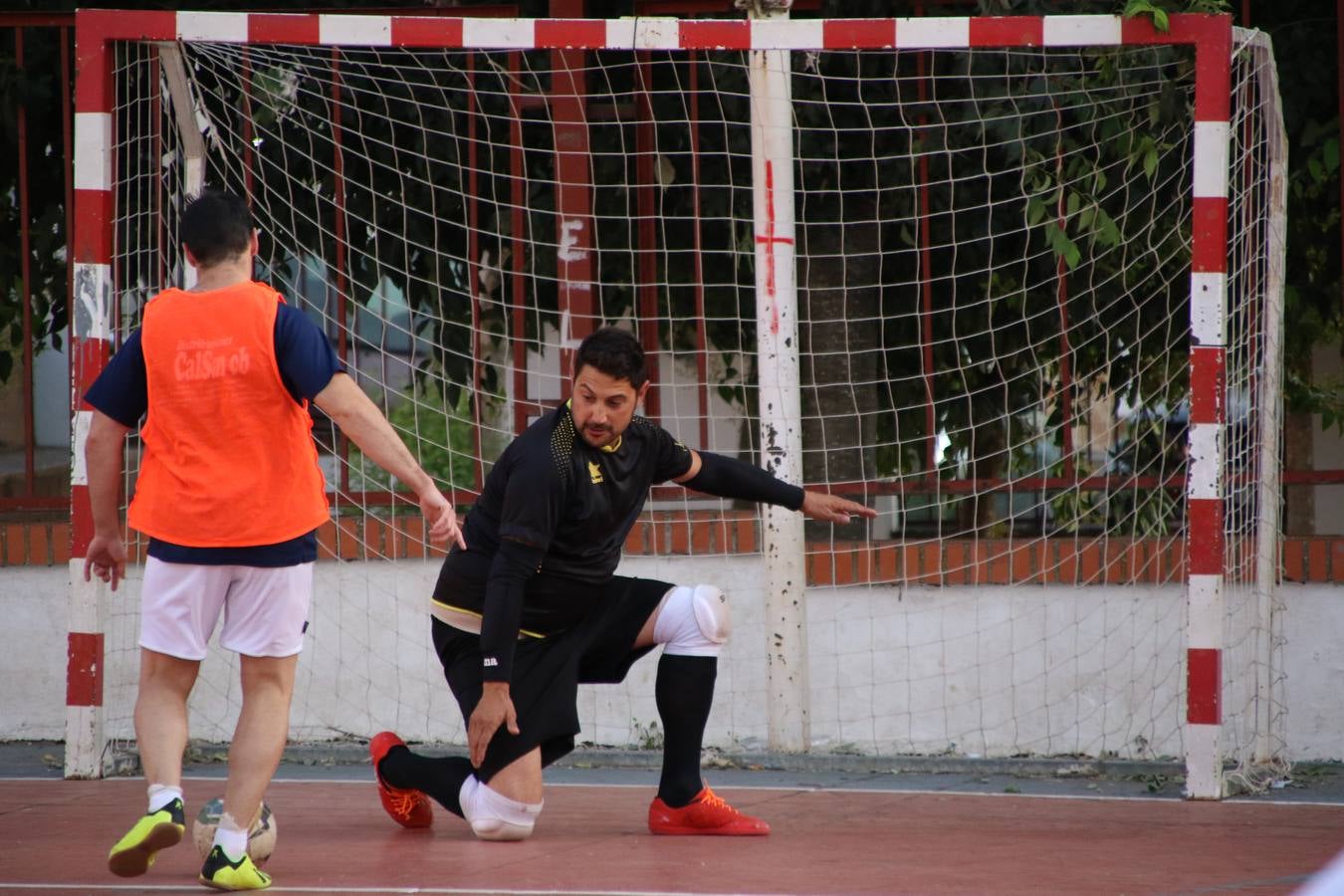 El popular barrio de San Roque celebró, ayer, las semifinales y finales del primer torneo de fútbol sala 'Memorial Francisco Cardenal. El Mangui', organizado por la Asociación de vecinos de San Roque y la colaboración del Ayuntamiento del municipio, 'Los Pasotas' y la Asociación Deportiva Templaria.El citado torneo, según indica desde la Asociación de vecinos de San Roque, nace como homenaje a «El Mangui», «una persona muy implicada en el mundo del fútbol sala en Jerez y, además, vecino de San Roque». El equipo 'Hijos de Platanito' fue el vencedor de la clasificación absoluta. 