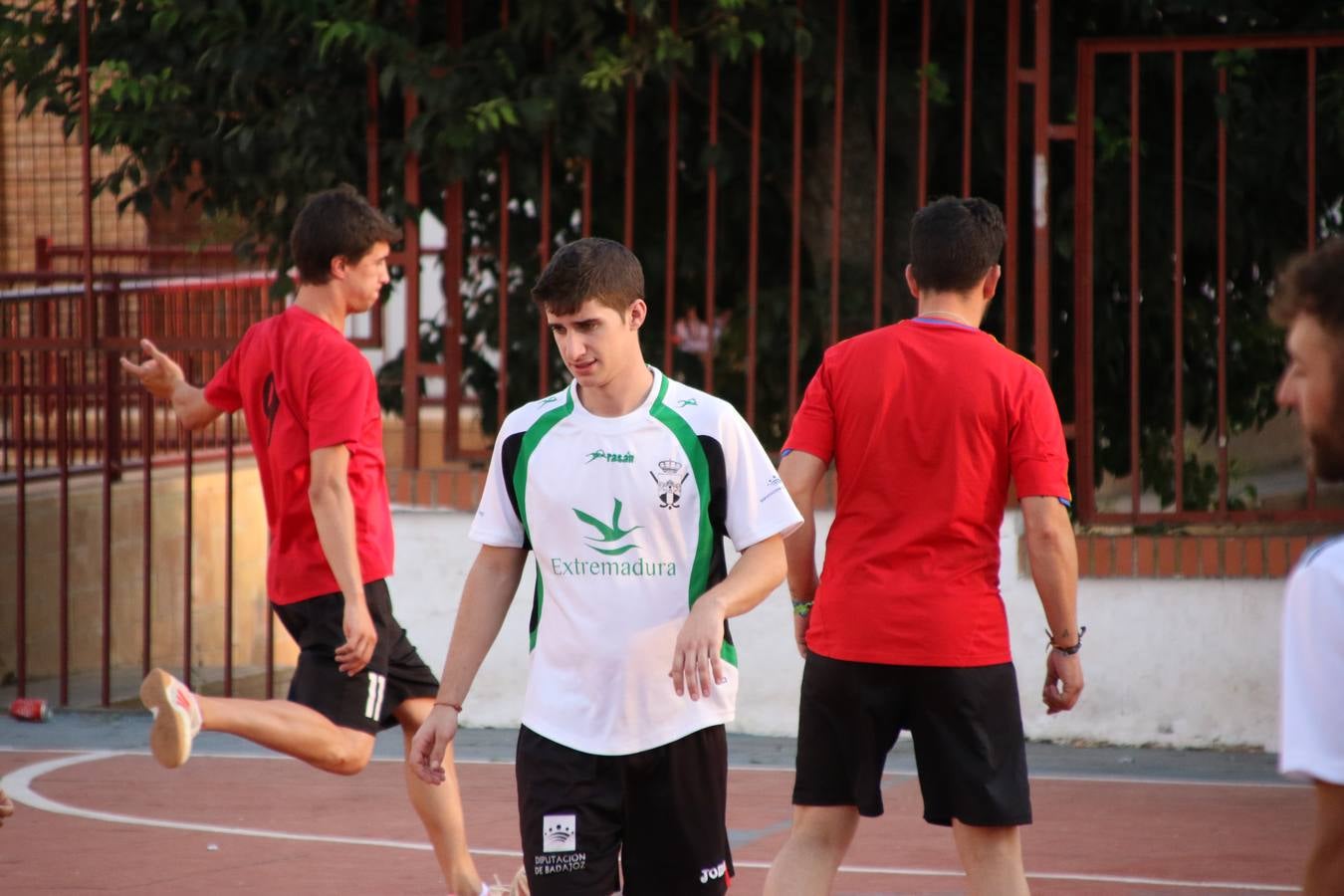 El popular barrio de San Roque celebró, ayer, las semifinales y finales del primer torneo de fútbol sala 'Memorial Francisco Cardenal. El Mangui', organizado por la Asociación de vecinos de San Roque y la colaboración del Ayuntamiento del municipio, 'Los Pasotas' y la Asociación Deportiva Templaria.El citado torneo, según indica desde la Asociación de vecinos de San Roque, nace como homenaje a «El Mangui», «una persona muy implicada en el mundo del fútbol sala en Jerez y, además, vecino de San Roque». El equipo 'Hijos de Platanito' fue el vencedor de la clasificación absoluta. 