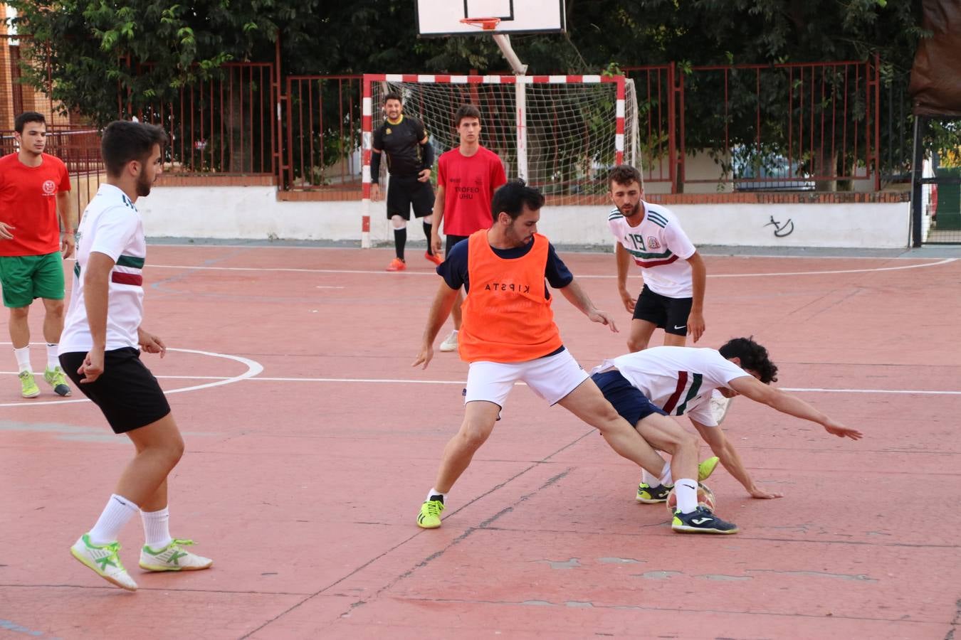 El popular barrio de San Roque celebró, ayer, las semifinales y finales del primer torneo de fútbol sala 'Memorial Francisco Cardenal. El Mangui', organizado por la Asociación de vecinos de San Roque y la colaboración del Ayuntamiento del municipio, 'Los Pasotas' y la Asociación Deportiva Templaria.El citado torneo, según indica desde la Asociación de vecinos de San Roque, nace como homenaje a «El Mangui», «una persona muy implicada en el mundo del fútbol sala en Jerez y, además, vecino de San Roque». El equipo 'Hijos de Platanito' fue el vencedor de la clasificación absoluta. 