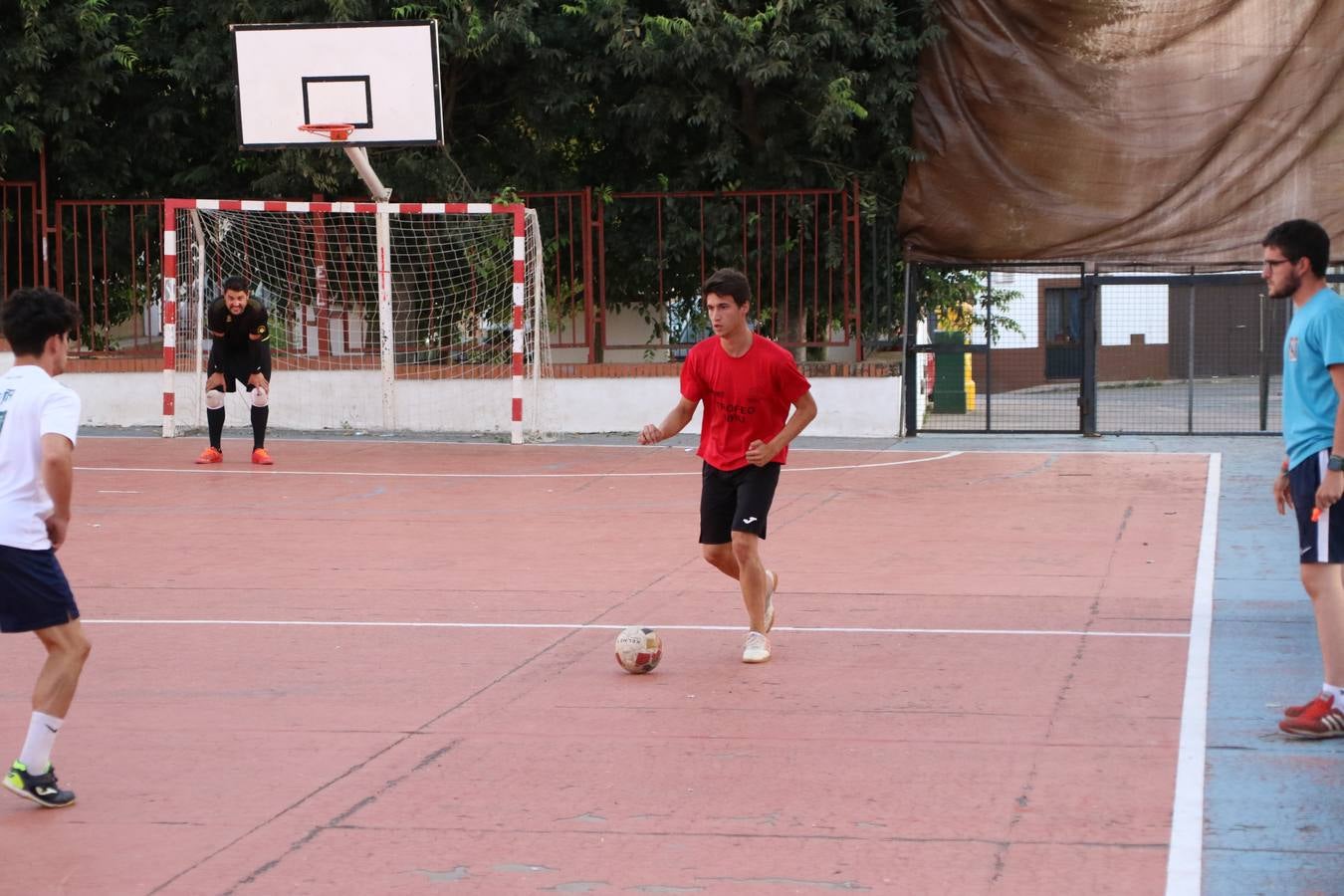 El popular barrio de San Roque celebró, ayer, las semifinales y finales del primer torneo de fútbol sala 'Memorial Francisco Cardenal. El Mangui', organizado por la Asociación de vecinos de San Roque y la colaboración del Ayuntamiento del municipio, 'Los Pasotas' y la Asociación Deportiva Templaria.El citado torneo, según indica desde la Asociación de vecinos de San Roque, nace como homenaje a «El Mangui», «una persona muy implicada en el mundo del fútbol sala en Jerez y, además, vecino de San Roque». El equipo 'Hijos de Platanito' fue el vencedor de la clasificación absoluta. 