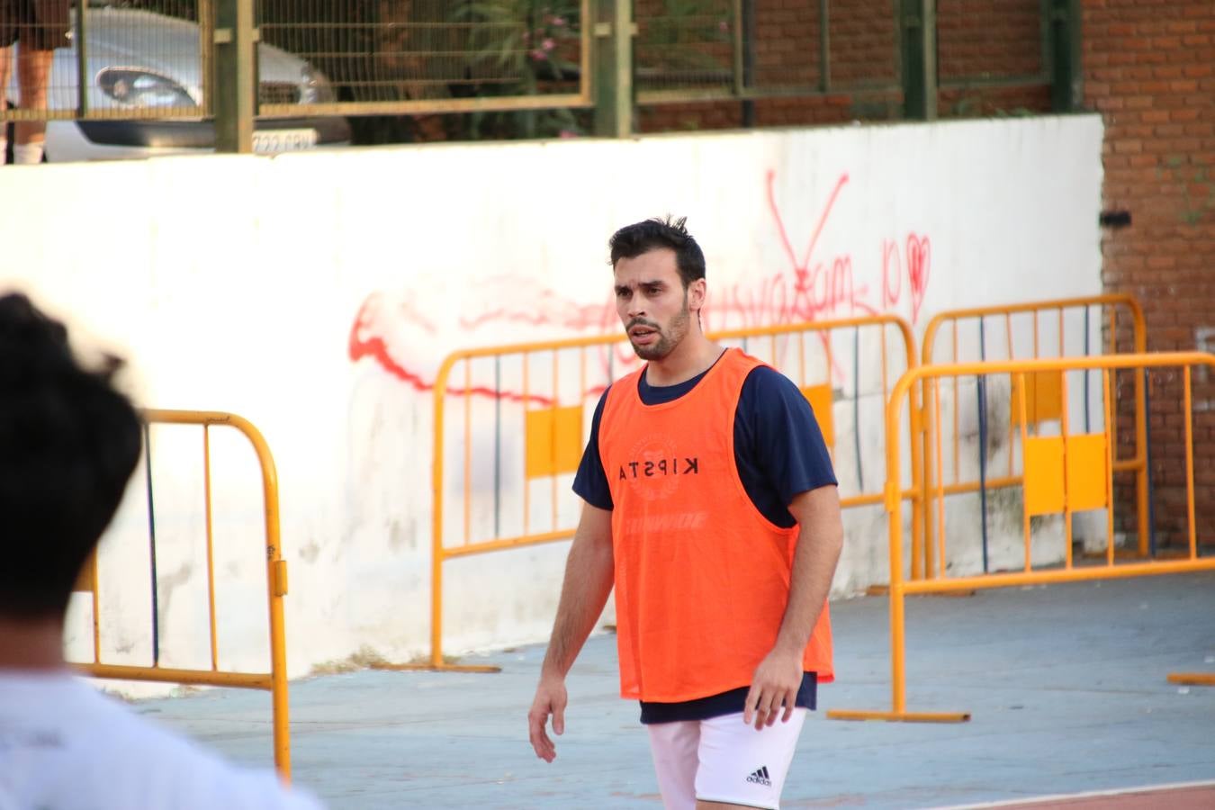 El popular barrio de San Roque celebró, ayer, las semifinales y finales del primer torneo de fútbol sala 'Memorial Francisco Cardenal. El Mangui', organizado por la Asociación de vecinos de San Roque y la colaboración del Ayuntamiento del municipio, 'Los Pasotas' y la Asociación Deportiva Templaria.El citado torneo, según indica desde la Asociación de vecinos de San Roque, nace como homenaje a «El Mangui», «una persona muy implicada en el mundo del fútbol sala en Jerez y, además, vecino de San Roque». El equipo 'Hijos de Platanito' fue el vencedor de la clasificación absoluta. 