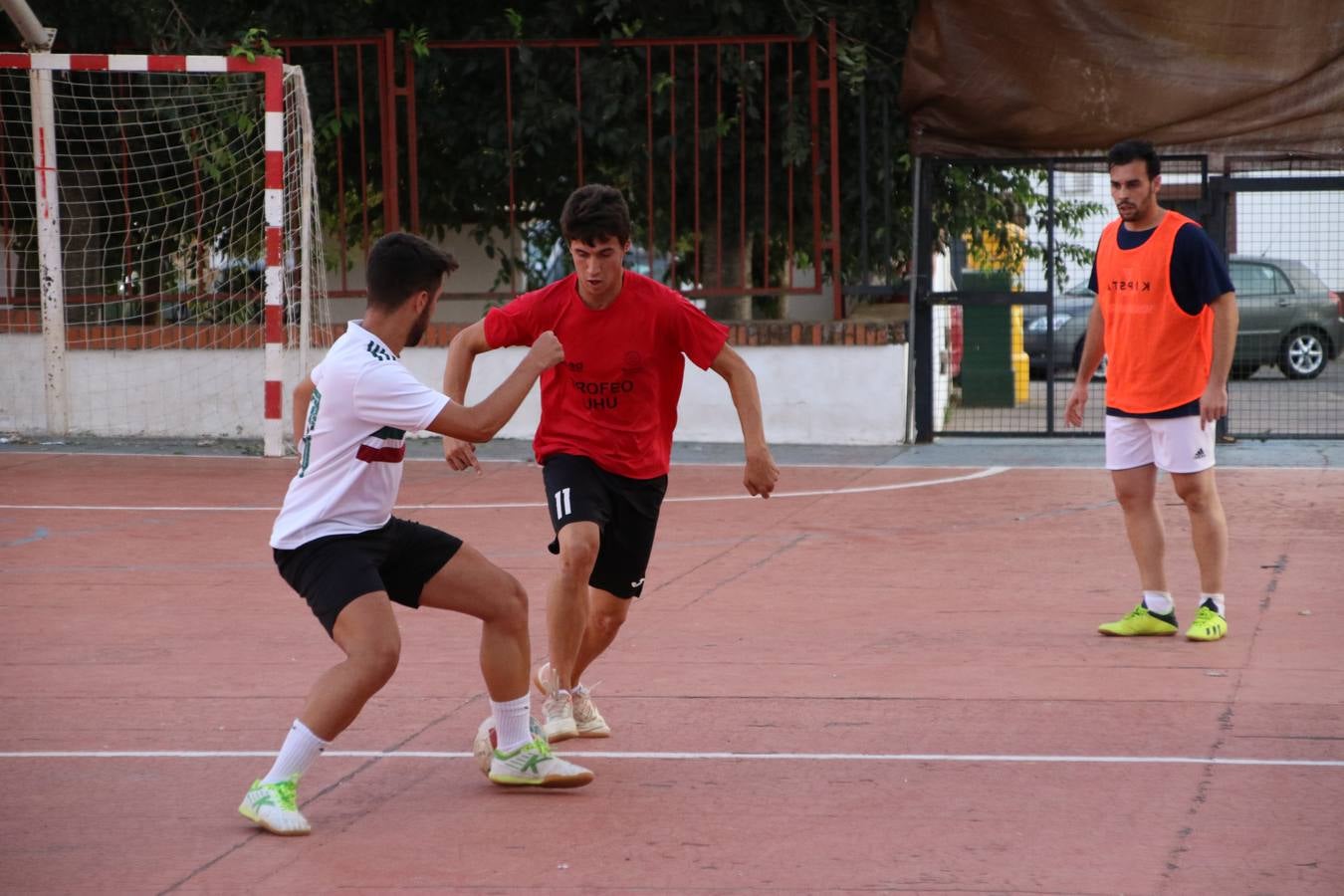 El popular barrio de San Roque celebró, ayer, las semifinales y finales del primer torneo de fútbol sala 'Memorial Francisco Cardenal. El Mangui', organizado por la Asociación de vecinos de San Roque y la colaboración del Ayuntamiento del municipio, 'Los Pasotas' y la Asociación Deportiva Templaria.El citado torneo, según indica desde la Asociación de vecinos de San Roque, nace como homenaje a «El Mangui», «una persona muy implicada en el mundo del fútbol sala en Jerez y, además, vecino de San Roque». El equipo 'Hijos de Platanito' fue el vencedor de la clasificación absoluta. 