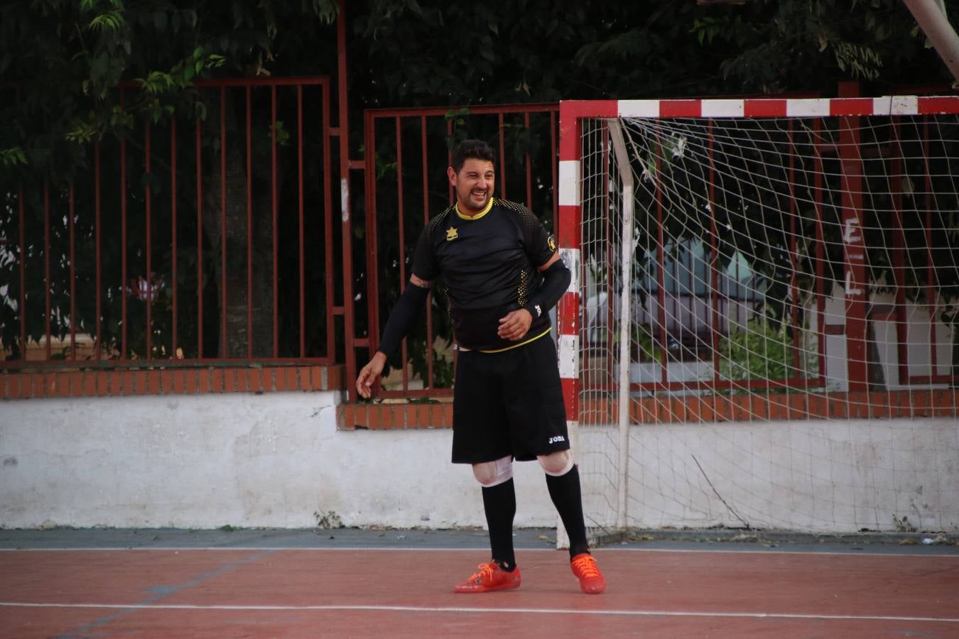 El popular barrio de San Roque celebró, ayer, las semifinales y finales del primer torneo de fútbol sala 'Memorial Francisco Cardenal. El Mangui', organizado por la Asociación de vecinos de San Roque y la colaboración del Ayuntamiento del municipio, 'Los Pasotas' y la Asociación Deportiva Templaria.El citado torneo, según indica desde la Asociación de vecinos de San Roque, nace como homenaje a «El Mangui», «una persona muy implicada en el mundo del fútbol sala en Jerez y, además, vecino de San Roque». El equipo 'Hijos de Platanito' fue el vencedor de la clasificación absoluta. 