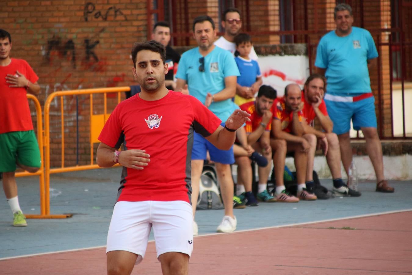 El popular barrio de San Roque celebró, ayer, las semifinales y finales del primer torneo de fútbol sala 'Memorial Francisco Cardenal. El Mangui', organizado por la Asociación de vecinos de San Roque y la colaboración del Ayuntamiento del municipio, 'Los Pasotas' y la Asociación Deportiva Templaria.El citado torneo, según indica desde la Asociación de vecinos de San Roque, nace como homenaje a «El Mangui», «una persona muy implicada en el mundo del fútbol sala en Jerez y, además, vecino de San Roque». El equipo 'Hijos de Platanito' fue el vencedor de la clasificación absoluta. 
