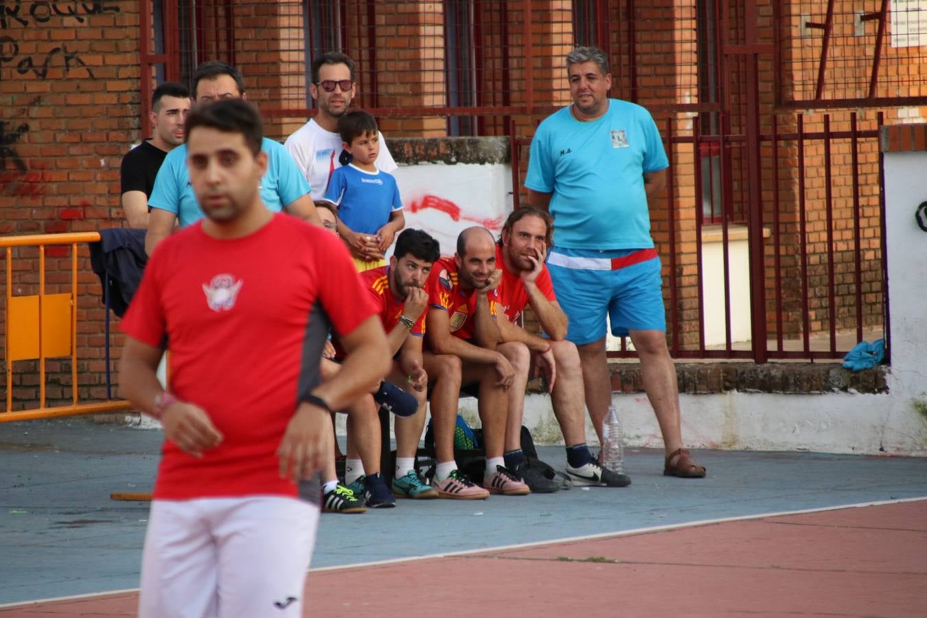 El popular barrio de San Roque celebró, ayer, las semifinales y finales del primer torneo de fútbol sala 'Memorial Francisco Cardenal. El Mangui', organizado por la Asociación de vecinos de San Roque y la colaboración del Ayuntamiento del municipio, 'Los Pasotas' y la Asociación Deportiva Templaria.El citado torneo, según indica desde la Asociación de vecinos de San Roque, nace como homenaje a «El Mangui», «una persona muy implicada en el mundo del fútbol sala en Jerez y, además, vecino de San Roque». El equipo 'Hijos de Platanito' fue el vencedor de la clasificación absoluta. 