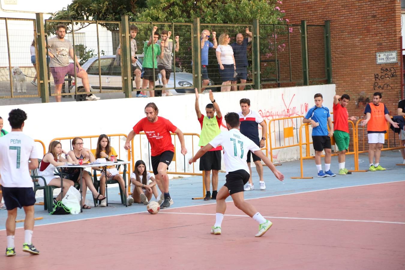 El popular barrio de San Roque celebró, ayer, las semifinales y finales del primer torneo de fútbol sala 'Memorial Francisco Cardenal. El Mangui', organizado por la Asociación de vecinos de San Roque y la colaboración del Ayuntamiento del municipio, 'Los Pasotas' y la Asociación Deportiva Templaria.El citado torneo, según indica desde la Asociación de vecinos de San Roque, nace como homenaje a «El Mangui», «una persona muy implicada en el mundo del fútbol sala en Jerez y, además, vecino de San Roque». El equipo 'Hijos de Platanito' fue el vencedor de la clasificación absoluta. 