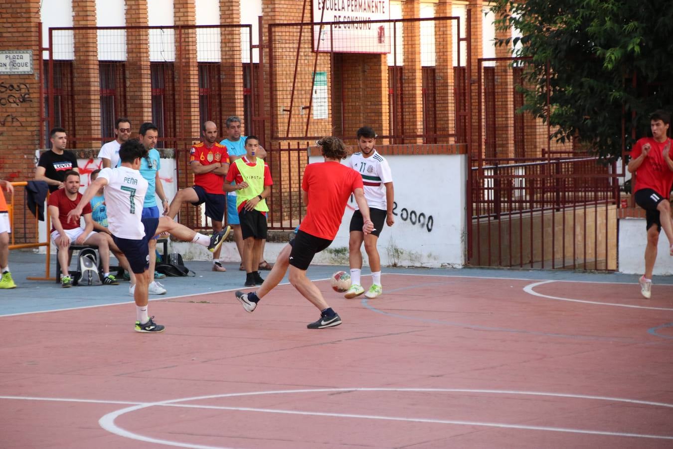 El popular barrio de San Roque celebró, ayer, las semifinales y finales del primer torneo de fútbol sala 'Memorial Francisco Cardenal. El Mangui', organizado por la Asociación de vecinos de San Roque y la colaboración del Ayuntamiento del municipio, 'Los Pasotas' y la Asociación Deportiva Templaria.El citado torneo, según indica desde la Asociación de vecinos de San Roque, nace como homenaje a «El Mangui», «una persona muy implicada en el mundo del fútbol sala en Jerez y, además, vecino de San Roque». El equipo 'Hijos de Platanito' fue el vencedor de la clasificación absoluta. 