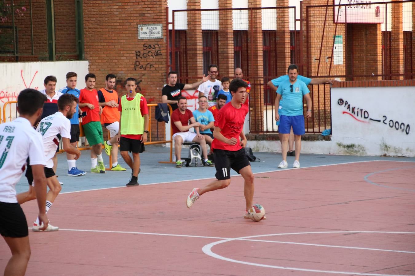 El popular barrio de San Roque celebró, ayer, las semifinales y finales del primer torneo de fútbol sala 'Memorial Francisco Cardenal. El Mangui', organizado por la Asociación de vecinos de San Roque y la colaboración del Ayuntamiento del municipio, 'Los Pasotas' y la Asociación Deportiva Templaria.El citado torneo, según indica desde la Asociación de vecinos de San Roque, nace como homenaje a «El Mangui», «una persona muy implicada en el mundo del fútbol sala en Jerez y, además, vecino de San Roque». El equipo 'Hijos de Platanito' fue el vencedor de la clasificación absoluta. 