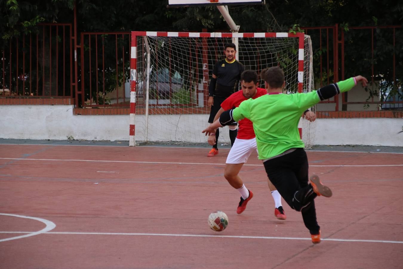 El popular barrio de San Roque celebró, ayer, las semifinales y finales del primer torneo de fútbol sala 'Memorial Francisco Cardenal. El Mangui', organizado por la Asociación de vecinos de San Roque y la colaboración del Ayuntamiento del municipio, 'Los Pasotas' y la Asociación Deportiva Templaria.El citado torneo, según indica desde la Asociación de vecinos de San Roque, nace como homenaje a «El Mangui», «una persona muy implicada en el mundo del fútbol sala en Jerez y, además, vecino de San Roque». El equipo 'Hijos de Platanito' fue el vencedor de la clasificación absoluta. 