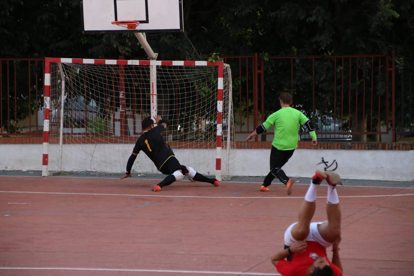 El popular barrio de San Roque celebró, ayer, las semifinales y finales del primer torneo de fútbol sala 'Memorial Francisco Cardenal. El Mangui', organizado por la Asociación de vecinos de San Roque y la colaboración del Ayuntamiento del municipio, 'Los Pasotas' y la Asociación Deportiva Templaria.El citado torneo, según indica desde la Asociación de vecinos de San Roque, nace como homenaje a «El Mangui», «una persona muy implicada en el mundo del fútbol sala en Jerez y, además, vecino de San Roque». El equipo 'Hijos de Platanito' fue el vencedor de la clasificación absoluta. 