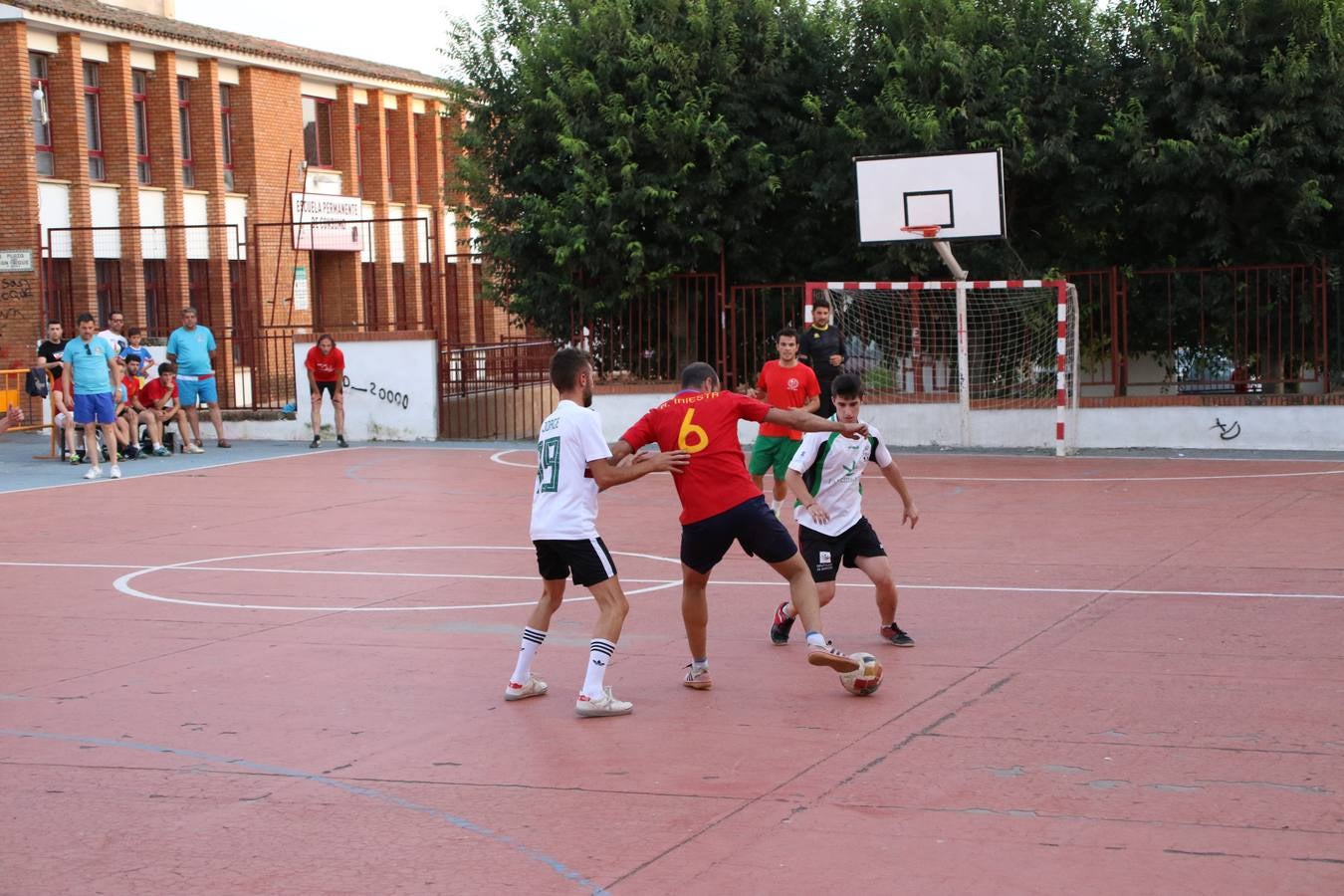 El popular barrio de San Roque celebró, ayer, las semifinales y finales del primer torneo de fútbol sala 'Memorial Francisco Cardenal. El Mangui', organizado por la Asociación de vecinos de San Roque y la colaboración del Ayuntamiento del municipio, 'Los Pasotas' y la Asociación Deportiva Templaria.El citado torneo, según indica desde la Asociación de vecinos de San Roque, nace como homenaje a «El Mangui», «una persona muy implicada en el mundo del fútbol sala en Jerez y, además, vecino de San Roque». El equipo 'Hijos de Platanito' fue el vencedor de la clasificación absoluta. 
