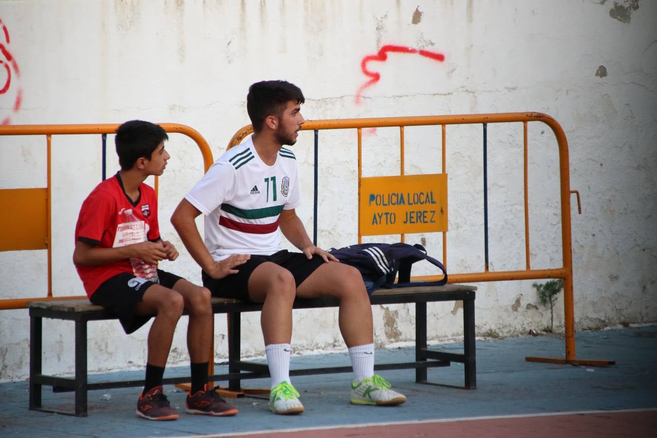 El popular barrio de San Roque celebró, ayer, las semifinales y finales del primer torneo de fútbol sala 'Memorial Francisco Cardenal. El Mangui', organizado por la Asociación de vecinos de San Roque y la colaboración del Ayuntamiento del municipio, 'Los Pasotas' y la Asociación Deportiva Templaria.El citado torneo, según indica desde la Asociación de vecinos de San Roque, nace como homenaje a «El Mangui», «una persona muy implicada en el mundo del fútbol sala en Jerez y, además, vecino de San Roque». El equipo 'Hijos de Platanito' fue el vencedor de la clasificación absoluta. 