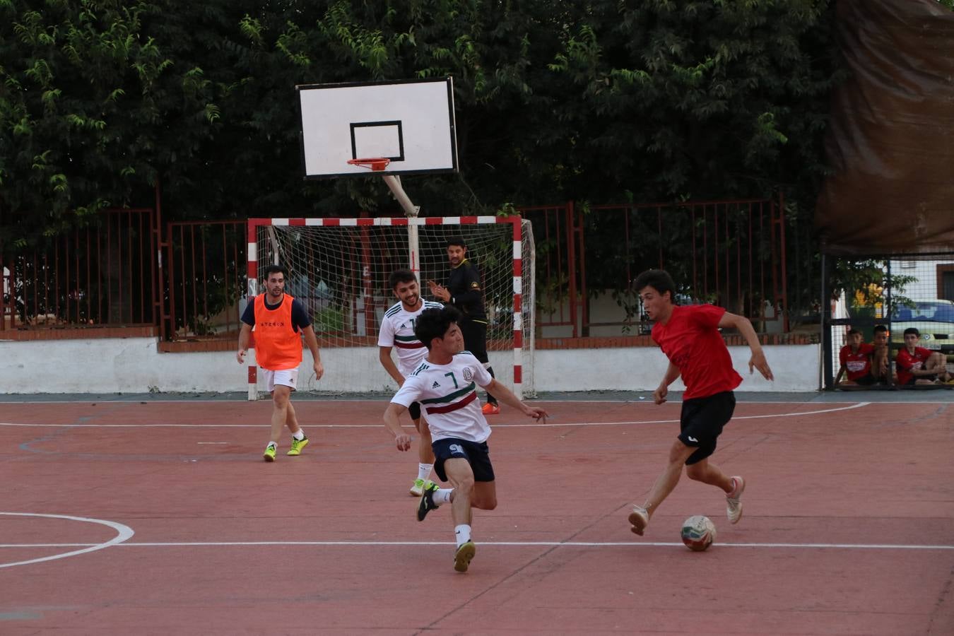 El popular barrio de San Roque celebró, ayer, las semifinales y finales del primer torneo de fútbol sala 'Memorial Francisco Cardenal. El Mangui', organizado por la Asociación de vecinos de San Roque y la colaboración del Ayuntamiento del municipio, 'Los Pasotas' y la Asociación Deportiva Templaria.El citado torneo, según indica desde la Asociación de vecinos de San Roque, nace como homenaje a «El Mangui», «una persona muy implicada en el mundo del fútbol sala en Jerez y, además, vecino de San Roque». El equipo 'Hijos de Platanito' fue el vencedor de la clasificación absoluta. 