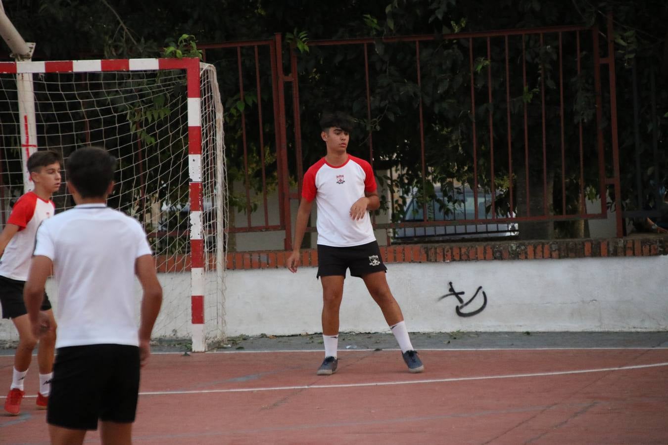 El popular barrio de San Roque celebró, ayer, las semifinales y finales del primer torneo de fútbol sala 'Memorial Francisco Cardenal. El Mangui', organizado por la Asociación de vecinos de San Roque y la colaboración del Ayuntamiento del municipio, 'Los Pasotas' y la Asociación Deportiva Templaria.El citado torneo, según indica desde la Asociación de vecinos de San Roque, nace como homenaje a «El Mangui», «una persona muy implicada en el mundo del fútbol sala en Jerez y, además, vecino de San Roque». El equipo 'Hijos de Platanito' fue el vencedor de la clasificación absoluta. 