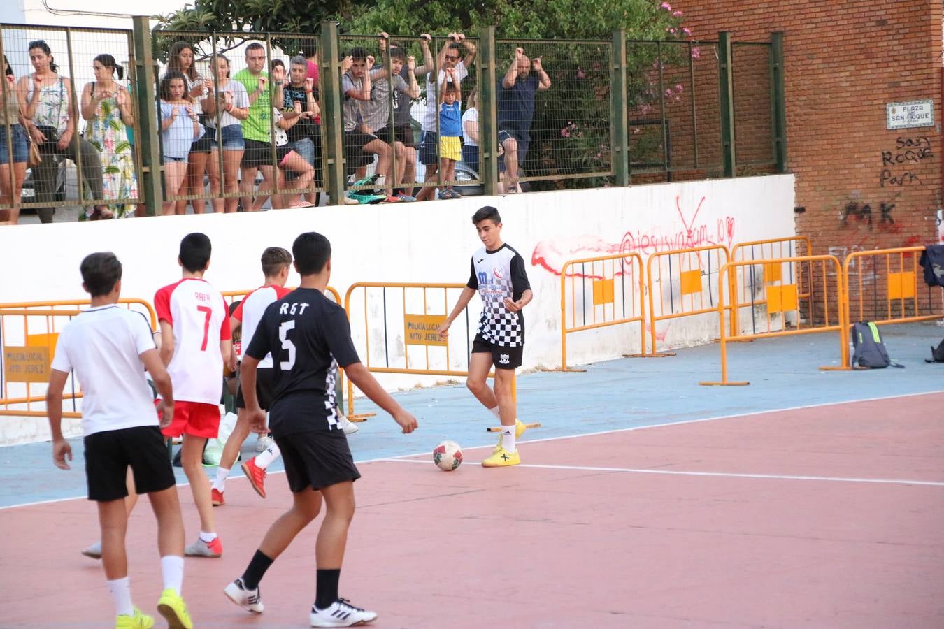 El popular barrio de San Roque celebró, ayer, las semifinales y finales del primer torneo de fútbol sala 'Memorial Francisco Cardenal. El Mangui', organizado por la Asociación de vecinos de San Roque y la colaboración del Ayuntamiento del municipio, 'Los Pasotas' y la Asociación Deportiva Templaria.El citado torneo, según indica desde la Asociación de vecinos de San Roque, nace como homenaje a «El Mangui», «una persona muy implicada en el mundo del fútbol sala en Jerez y, además, vecino de San Roque». El equipo 'Hijos de Platanito' fue el vencedor de la clasificación absoluta. 