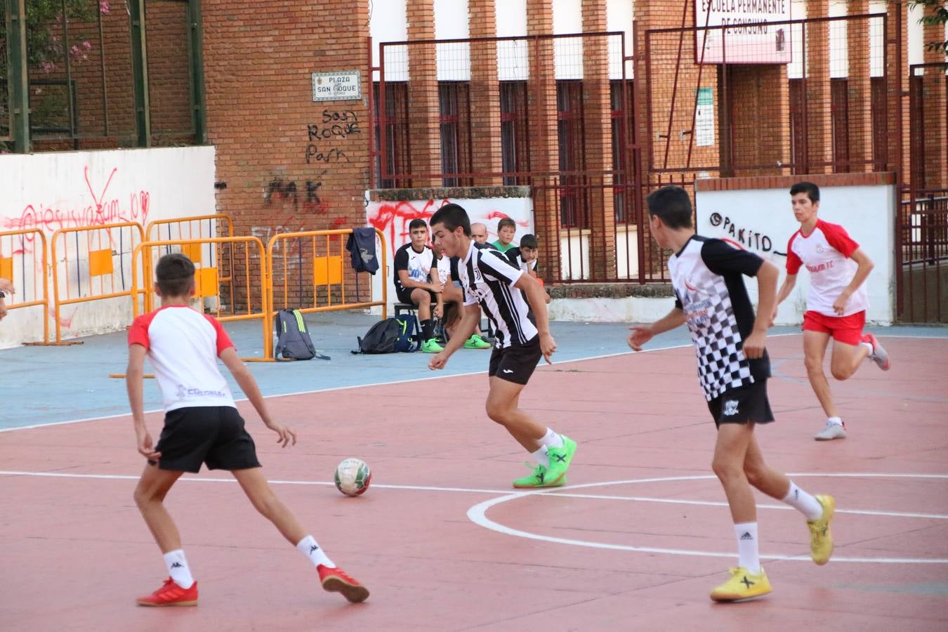 El popular barrio de San Roque celebró, ayer, las semifinales y finales del primer torneo de fútbol sala 'Memorial Francisco Cardenal. El Mangui', organizado por la Asociación de vecinos de San Roque y la colaboración del Ayuntamiento del municipio, 'Los Pasotas' y la Asociación Deportiva Templaria.El citado torneo, según indica desde la Asociación de vecinos de San Roque, nace como homenaje a «El Mangui», «una persona muy implicada en el mundo del fútbol sala en Jerez y, además, vecino de San Roque». El equipo 'Hijos de Platanito' fue el vencedor de la clasificación absoluta. 