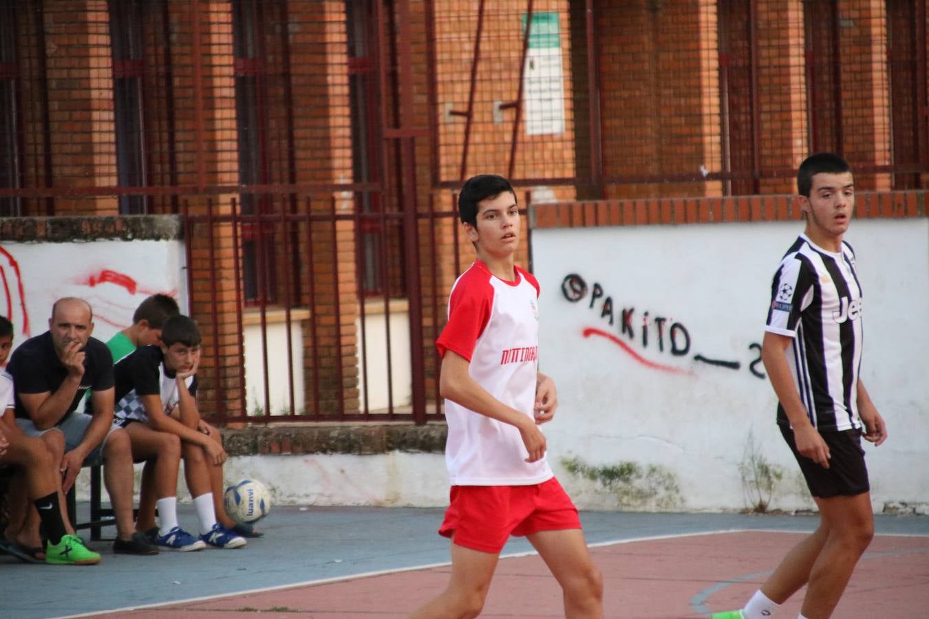 El popular barrio de San Roque celebró, ayer, las semifinales y finales del primer torneo de fútbol sala 'Memorial Francisco Cardenal. El Mangui', organizado por la Asociación de vecinos de San Roque y la colaboración del Ayuntamiento del municipio, 'Los Pasotas' y la Asociación Deportiva Templaria.El citado torneo, según indica desde la Asociación de vecinos de San Roque, nace como homenaje a «El Mangui», «una persona muy implicada en el mundo del fútbol sala en Jerez y, además, vecino de San Roque». El equipo 'Hijos de Platanito' fue el vencedor de la clasificación absoluta. 