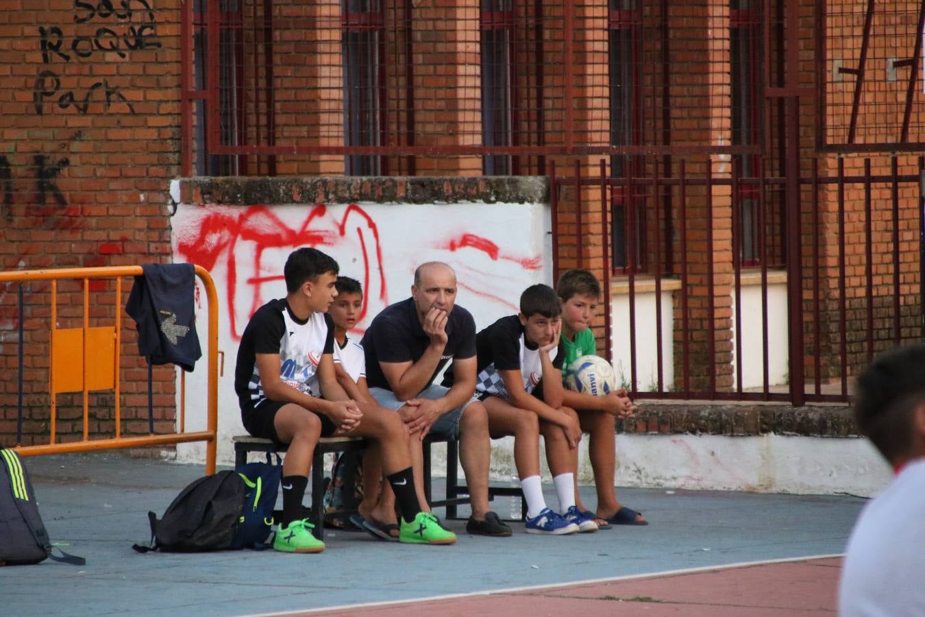 El popular barrio de San Roque celebró, ayer, las semifinales y finales del primer torneo de fútbol sala 'Memorial Francisco Cardenal. El Mangui', organizado por la Asociación de vecinos de San Roque y la colaboración del Ayuntamiento del municipio, 'Los Pasotas' y la Asociación Deportiva Templaria.El citado torneo, según indica desde la Asociación de vecinos de San Roque, nace como homenaje a «El Mangui», «una persona muy implicada en el mundo del fútbol sala en Jerez y, además, vecino de San Roque». El equipo 'Hijos de Platanito' fue el vencedor de la clasificación absoluta. 