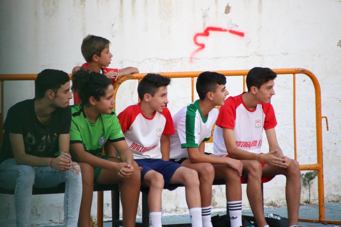 El popular barrio de San Roque celebró, ayer, las semifinales y finales del primer torneo de fútbol sala 'Memorial Francisco Cardenal. El Mangui', organizado por la Asociación de vecinos de San Roque y la colaboración del Ayuntamiento del municipio, 'Los Pasotas' y la Asociación Deportiva Templaria.El citado torneo, según indica desde la Asociación de vecinos de San Roque, nace como homenaje a «El Mangui», «una persona muy implicada en el mundo del fútbol sala en Jerez y, además, vecino de San Roque». El equipo 'Hijos de Platanito' fue el vencedor de la clasificación absoluta. 