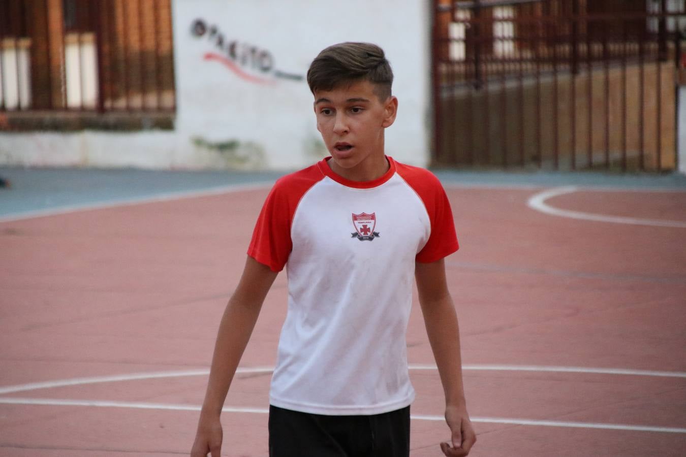 El popular barrio de San Roque celebró, ayer, las semifinales y finales del primer torneo de fútbol sala 'Memorial Francisco Cardenal. El Mangui', organizado por la Asociación de vecinos de San Roque y la colaboración del Ayuntamiento del municipio, 'Los Pasotas' y la Asociación Deportiva Templaria.El citado torneo, según indica desde la Asociación de vecinos de San Roque, nace como homenaje a «El Mangui», «una persona muy implicada en el mundo del fútbol sala en Jerez y, además, vecino de San Roque». El equipo 'Hijos de Platanito' fue el vencedor de la clasificación absoluta. 