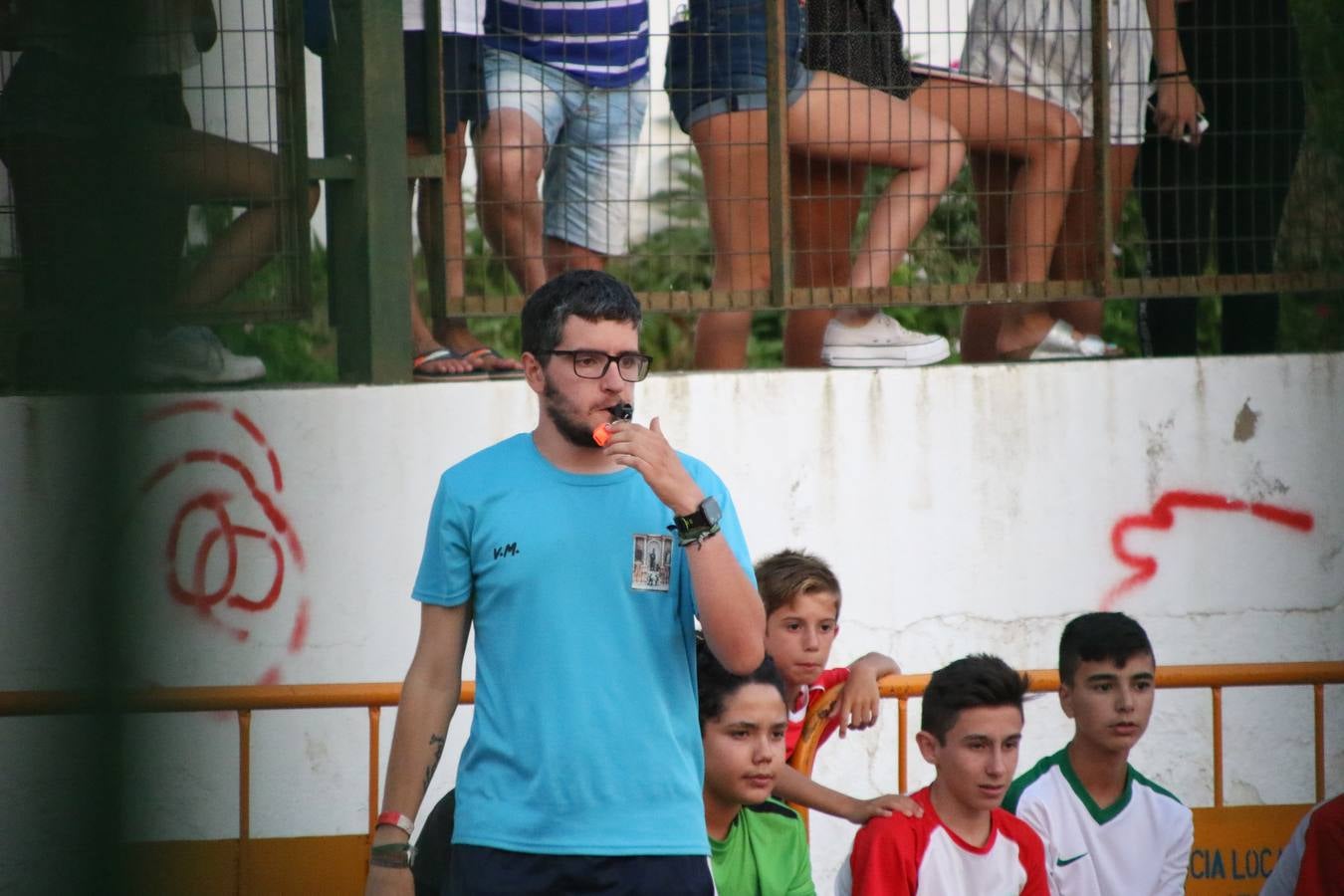 El popular barrio de San Roque celebró, ayer, las semifinales y finales del primer torneo de fútbol sala 'Memorial Francisco Cardenal. El Mangui', organizado por la Asociación de vecinos de San Roque y la colaboración del Ayuntamiento del municipio, 'Los Pasotas' y la Asociación Deportiva Templaria.El citado torneo, según indica desde la Asociación de vecinos de San Roque, nace como homenaje a «El Mangui», «una persona muy implicada en el mundo del fútbol sala en Jerez y, además, vecino de San Roque». El equipo 'Hijos de Platanito' fue el vencedor de la clasificación absoluta. 