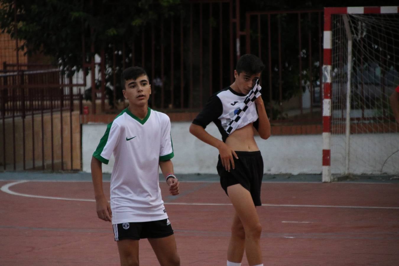 El popular barrio de San Roque celebró, ayer, las semifinales y finales del primer torneo de fútbol sala 'Memorial Francisco Cardenal. El Mangui', organizado por la Asociación de vecinos de San Roque y la colaboración del Ayuntamiento del municipio, 'Los Pasotas' y la Asociación Deportiva Templaria.El citado torneo, según indica desde la Asociación de vecinos de San Roque, nace como homenaje a «El Mangui», «una persona muy implicada en el mundo del fútbol sala en Jerez y, además, vecino de San Roque». El equipo 'Hijos de Platanito' fue el vencedor de la clasificación absoluta. 