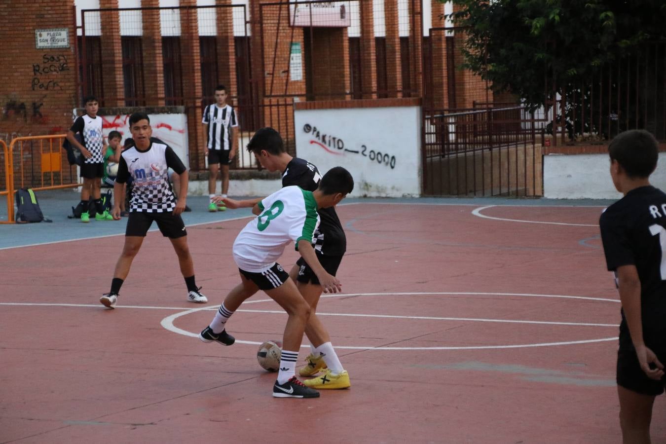 El popular barrio de San Roque celebró, ayer, las semifinales y finales del primer torneo de fútbol sala 'Memorial Francisco Cardenal. El Mangui', organizado por la Asociación de vecinos de San Roque y la colaboración del Ayuntamiento del municipio, 'Los Pasotas' y la Asociación Deportiva Templaria.El citado torneo, según indica desde la Asociación de vecinos de San Roque, nace como homenaje a «El Mangui», «una persona muy implicada en el mundo del fútbol sala en Jerez y, además, vecino de San Roque». El equipo 'Hijos de Platanito' fue el vencedor de la clasificación absoluta. 