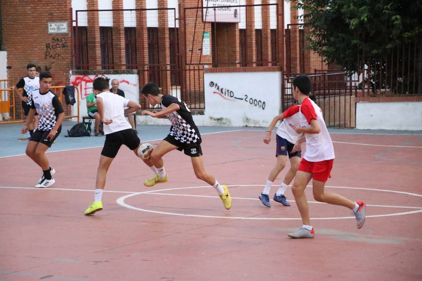 El popular barrio de San Roque celebró, ayer, las semifinales y finales del primer torneo de fútbol sala 'Memorial Francisco Cardenal. El Mangui', organizado por la Asociación de vecinos de San Roque y la colaboración del Ayuntamiento del municipio, 'Los Pasotas' y la Asociación Deportiva Templaria.El citado torneo, según indica desde la Asociación de vecinos de San Roque, nace como homenaje a «El Mangui», «una persona muy implicada en el mundo del fútbol sala en Jerez y, además, vecino de San Roque». El equipo 'Hijos de Platanito' fue el vencedor de la clasificación absoluta. 