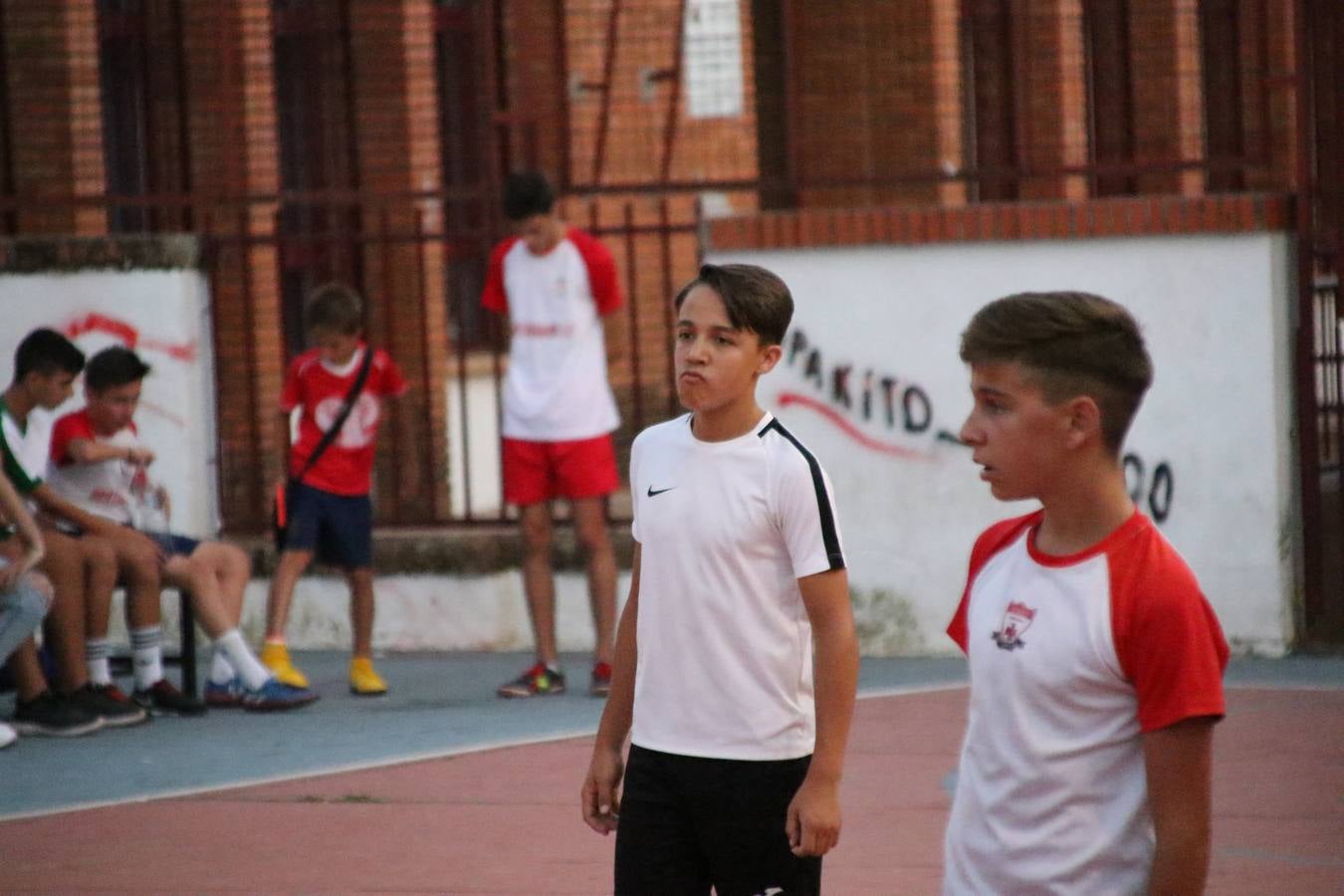 El popular barrio de San Roque celebró, ayer, las semifinales y finales del primer torneo de fútbol sala 'Memorial Francisco Cardenal. El Mangui', organizado por la Asociación de vecinos de San Roque y la colaboración del Ayuntamiento del municipio, 'Los Pasotas' y la Asociación Deportiva Templaria.El citado torneo, según indica desde la Asociación de vecinos de San Roque, nace como homenaje a «El Mangui», «una persona muy implicada en el mundo del fútbol sala en Jerez y, además, vecino de San Roque». El equipo 'Hijos de Platanito' fue el vencedor de la clasificación absoluta. 
