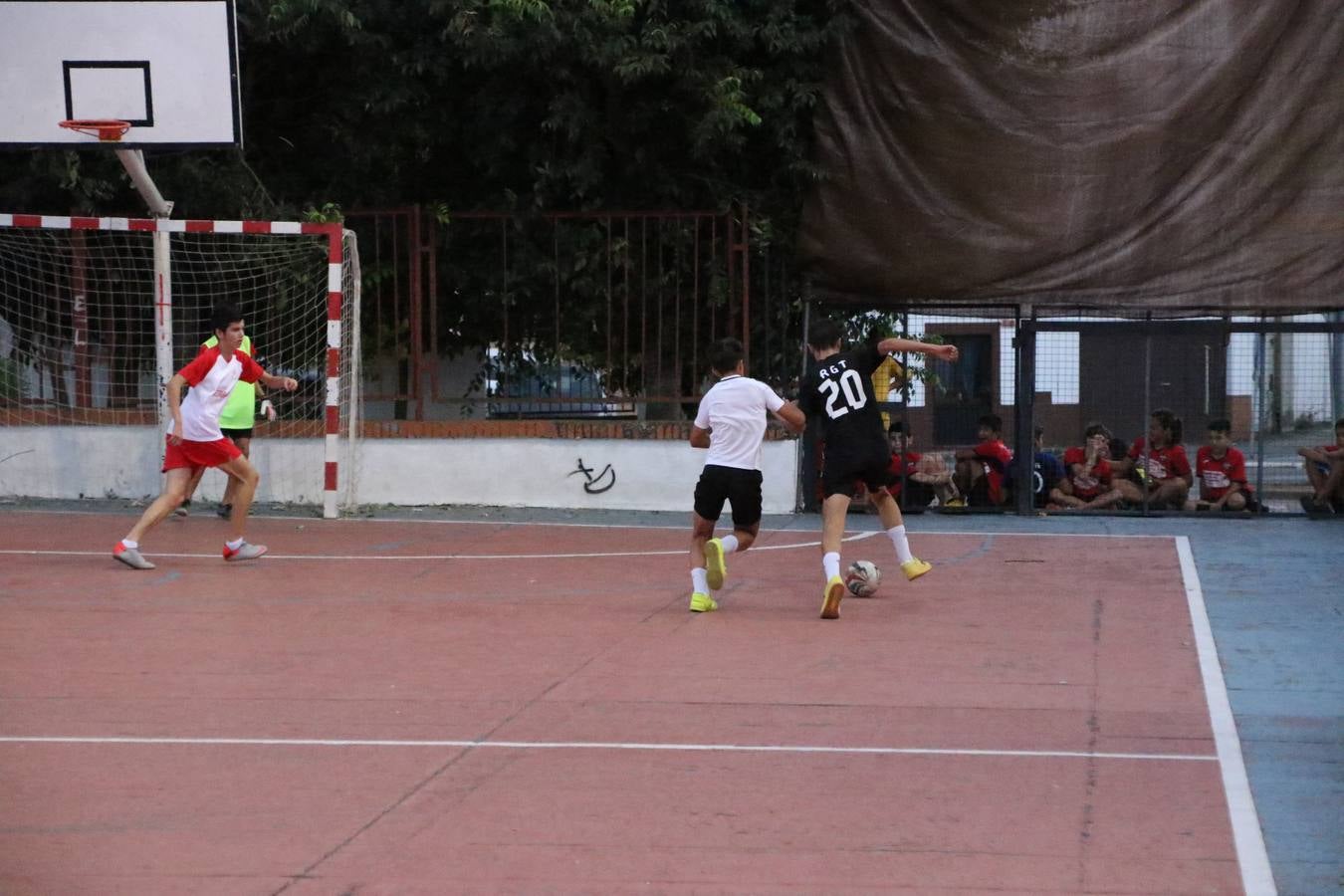 El popular barrio de San Roque celebró, ayer, las semifinales y finales del primer torneo de fútbol sala 'Memorial Francisco Cardenal. El Mangui', organizado por la Asociación de vecinos de San Roque y la colaboración del Ayuntamiento del municipio, 'Los Pasotas' y la Asociación Deportiva Templaria.El citado torneo, según indica desde la Asociación de vecinos de San Roque, nace como homenaje a «El Mangui», «una persona muy implicada en el mundo del fútbol sala en Jerez y, además, vecino de San Roque». El equipo 'Hijos de Platanito' fue el vencedor de la clasificación absoluta. 