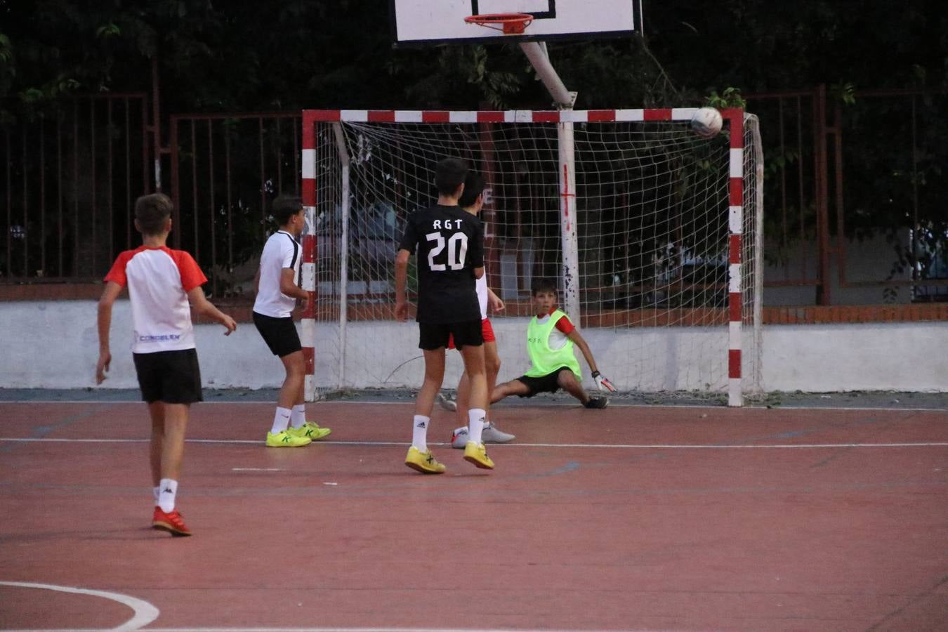 El popular barrio de San Roque celebró, ayer, las semifinales y finales del primer torneo de fútbol sala 'Memorial Francisco Cardenal. El Mangui', organizado por la Asociación de vecinos de San Roque y la colaboración del Ayuntamiento del municipio, 'Los Pasotas' y la Asociación Deportiva Templaria.El citado torneo, según indica desde la Asociación de vecinos de San Roque, nace como homenaje a «El Mangui», «una persona muy implicada en el mundo del fútbol sala en Jerez y, además, vecino de San Roque». El equipo 'Hijos de Platanito' fue el vencedor de la clasificación absoluta. 