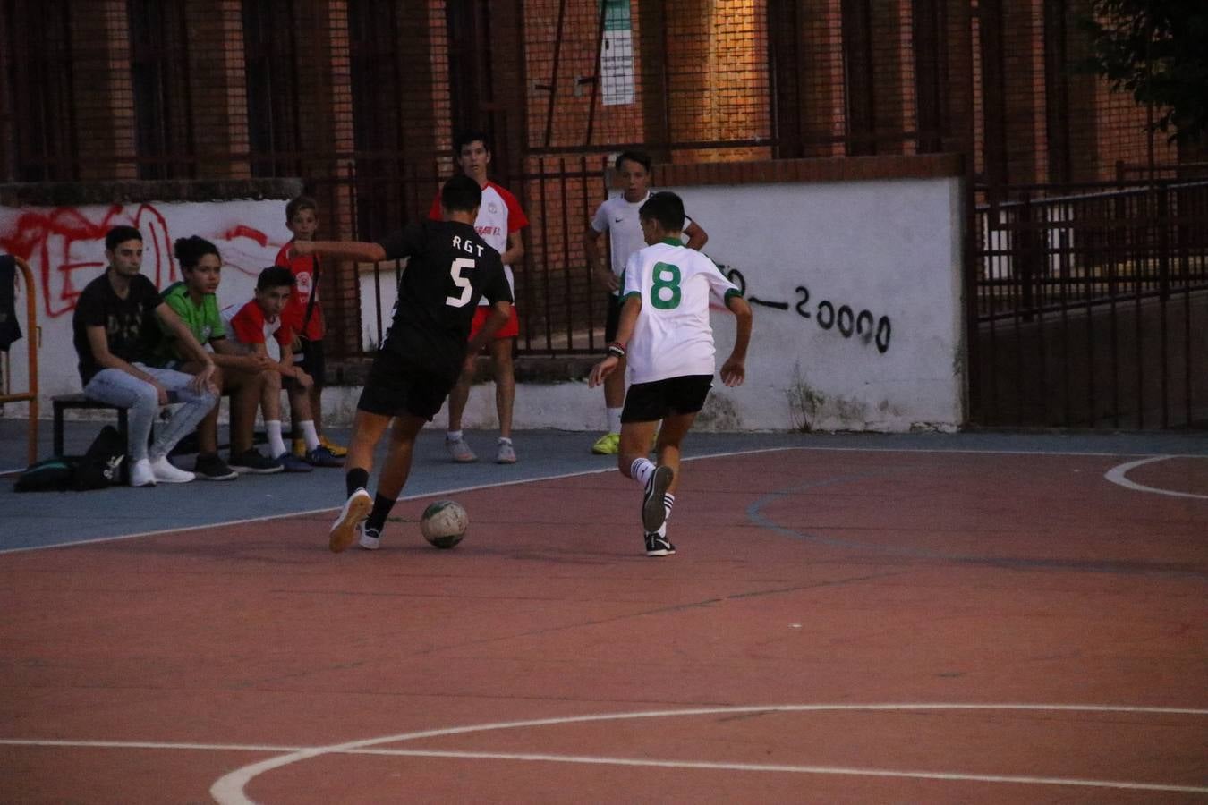 El popular barrio de San Roque celebró, ayer, las semifinales y finales del primer torneo de fútbol sala 'Memorial Francisco Cardenal. El Mangui', organizado por la Asociación de vecinos de San Roque y la colaboración del Ayuntamiento del municipio, 'Los Pasotas' y la Asociación Deportiva Templaria.El citado torneo, según indica desde la Asociación de vecinos de San Roque, nace como homenaje a «El Mangui», «una persona muy implicada en el mundo del fútbol sala en Jerez y, además, vecino de San Roque». El equipo 'Hijos de Platanito' fue el vencedor de la clasificación absoluta. 