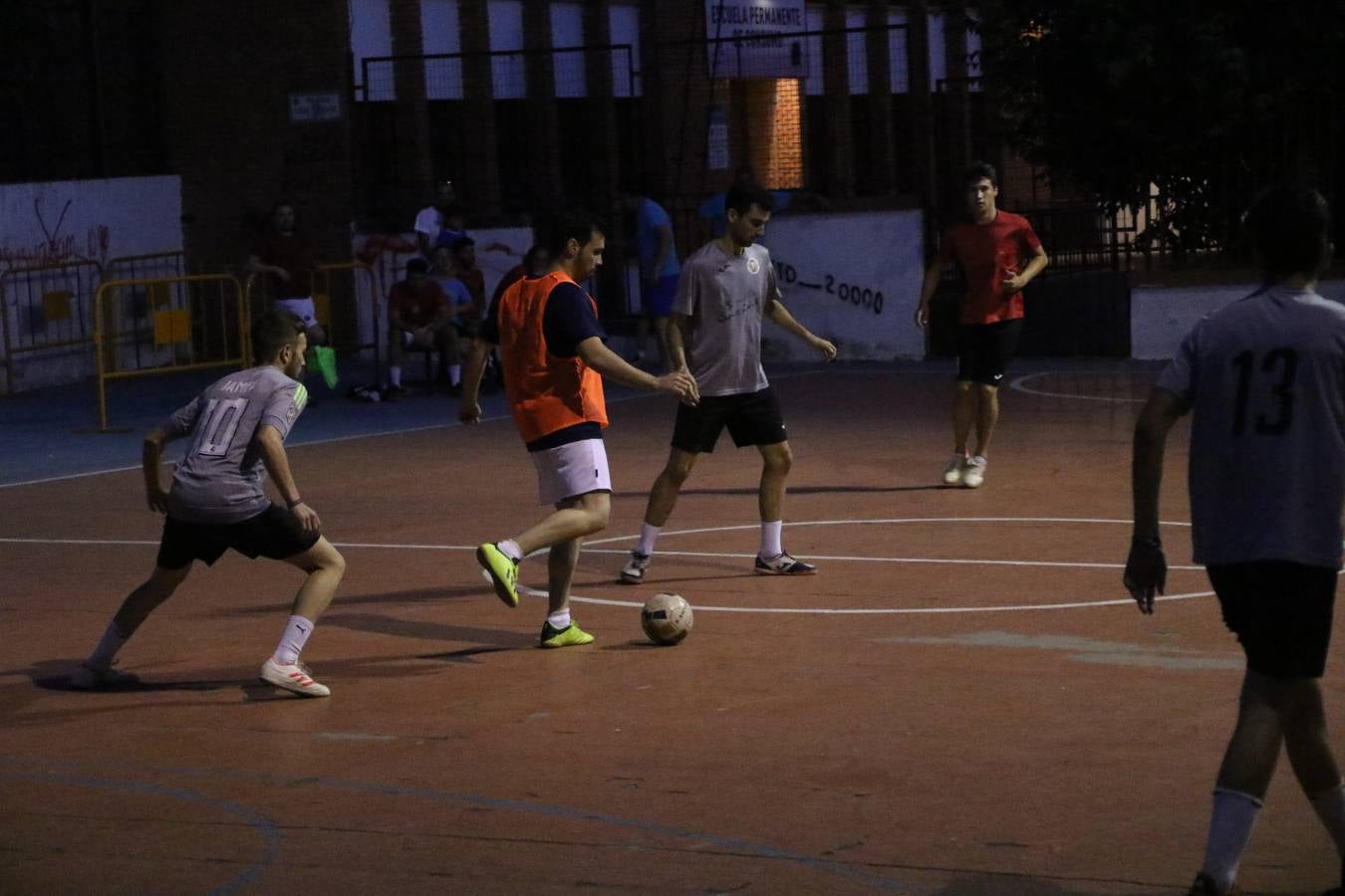 El popular barrio de San Roque celebró, ayer, las semifinales y finales del primer torneo de fútbol sala 'Memorial Francisco Cardenal. El Mangui', organizado por la Asociación de vecinos de San Roque y la colaboración del Ayuntamiento del municipio, 'Los Pasotas' y la Asociación Deportiva Templaria.El citado torneo, según indica desde la Asociación de vecinos de San Roque, nace como homenaje a «El Mangui», «una persona muy implicada en el mundo del fútbol sala en Jerez y, además, vecino de San Roque». El equipo 'Hijos de Platanito' fue el vencedor de la clasificación absoluta. 