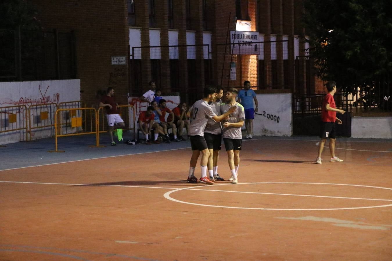 El popular barrio de San Roque celebró, ayer, las semifinales y finales del primer torneo de fútbol sala 'Memorial Francisco Cardenal. El Mangui', organizado por la Asociación de vecinos de San Roque y la colaboración del Ayuntamiento del municipio, 'Los Pasotas' y la Asociación Deportiva Templaria.El citado torneo, según indica desde la Asociación de vecinos de San Roque, nace como homenaje a «El Mangui», «una persona muy implicada en el mundo del fútbol sala en Jerez y, además, vecino de San Roque». El equipo 'Hijos de Platanito' fue el vencedor de la clasificación absoluta. 
