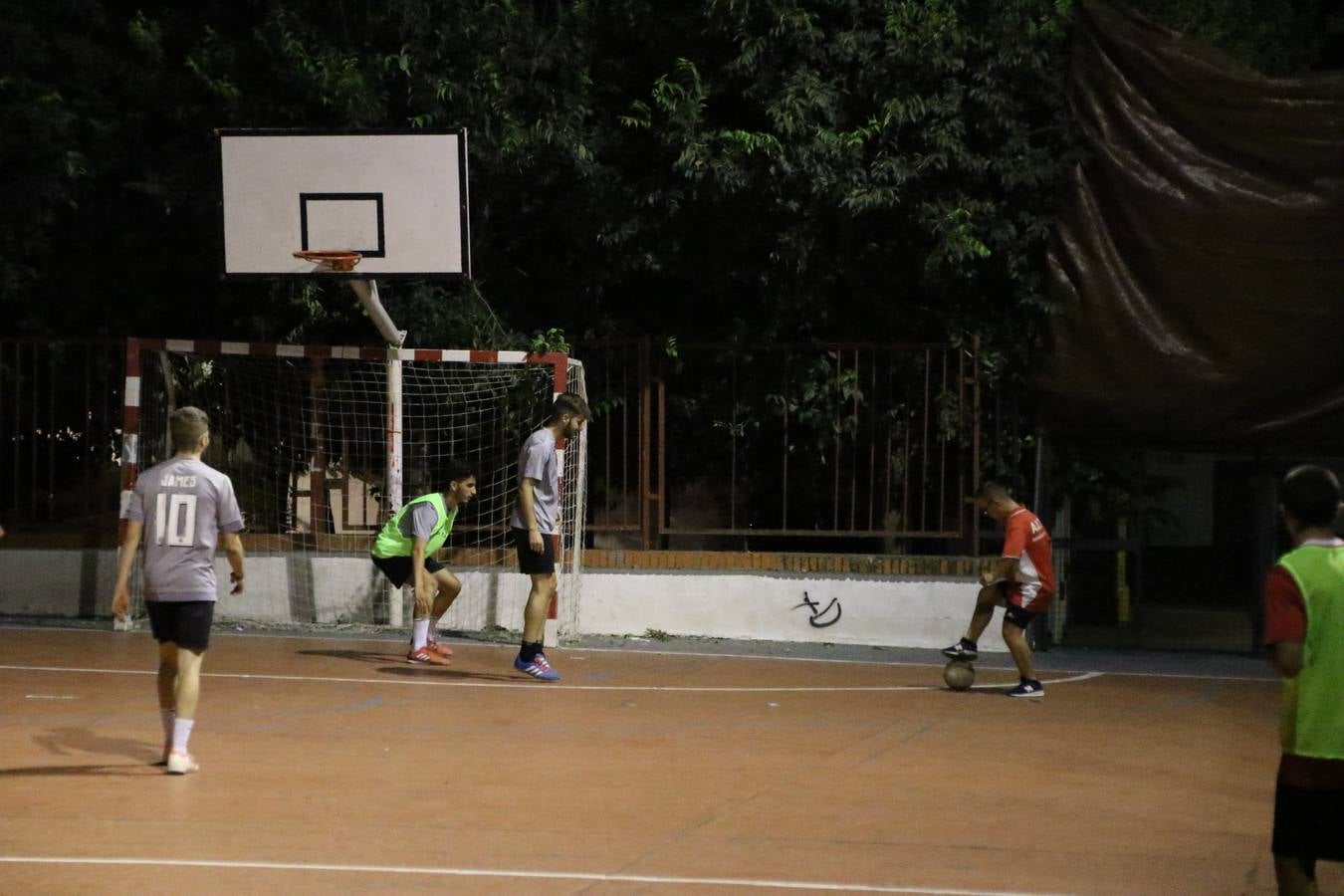 El popular barrio de San Roque celebró, ayer, las semifinales y finales del primer torneo de fútbol sala 'Memorial Francisco Cardenal. El Mangui', organizado por la Asociación de vecinos de San Roque y la colaboración del Ayuntamiento del municipio, 'Los Pasotas' y la Asociación Deportiva Templaria.El citado torneo, según indica desde la Asociación de vecinos de San Roque, nace como homenaje a «El Mangui», «una persona muy implicada en el mundo del fútbol sala en Jerez y, además, vecino de San Roque». El equipo 'Hijos de Platanito' fue el vencedor de la clasificación absoluta. 