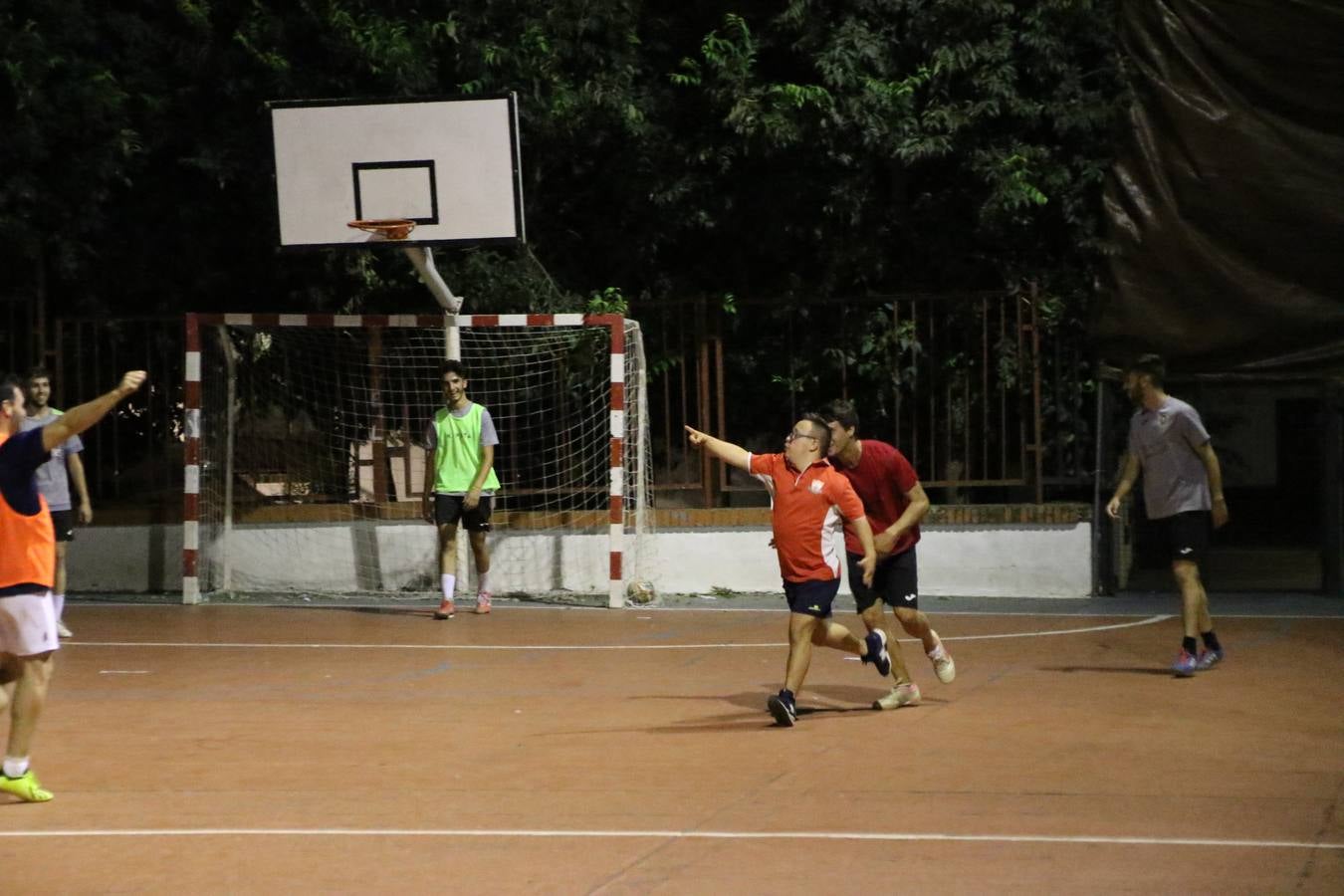 El popular barrio de San Roque celebró, ayer, las semifinales y finales del primer torneo de fútbol sala 'Memorial Francisco Cardenal. El Mangui', organizado por la Asociación de vecinos de San Roque y la colaboración del Ayuntamiento del municipio, 'Los Pasotas' y la Asociación Deportiva Templaria.El citado torneo, según indica desde la Asociación de vecinos de San Roque, nace como homenaje a «El Mangui», «una persona muy implicada en el mundo del fútbol sala en Jerez y, además, vecino de San Roque». El equipo 'Hijos de Platanito' fue el vencedor de la clasificación absoluta. 