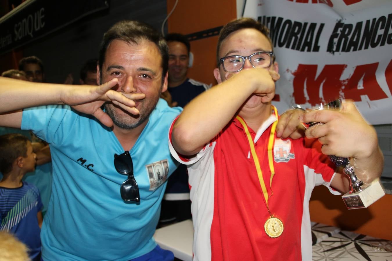 El popular barrio de San Roque celebró, ayer, las semifinales y finales del primer torneo de fútbol sala 'Memorial Francisco Cardenal. El Mangui', organizado por la Asociación de vecinos de San Roque y la colaboración del Ayuntamiento del municipio, 'Los Pasotas' y la Asociación Deportiva Templaria.El citado torneo, según indica desde la Asociación de vecinos de San Roque, nace como homenaje a «El Mangui», «una persona muy implicada en el mundo del fútbol sala en Jerez y, además, vecino de San Roque». El equipo 'Hijos de Platanito' fue el vencedor de la clasificación absoluta. 
